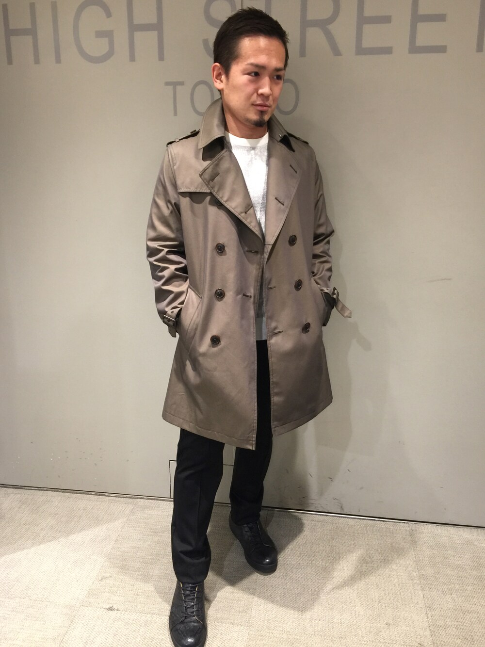 グリーン系のジャケット/アウター、ホワイト系のトップス、ブラック系のパンツを着用したメンズの秋コーディネートの1枚目の写真