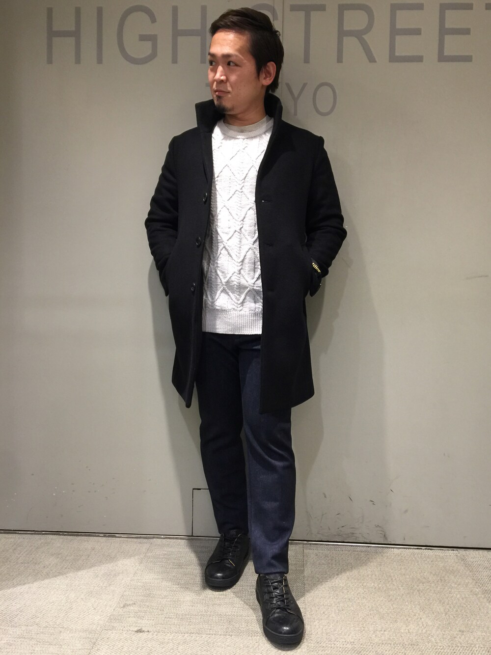 ブラック系のジャケット/アウター、ホワイト系のトップス、ブルー系のパンツを着用したメンズの冬コーディネートの1枚目の写真