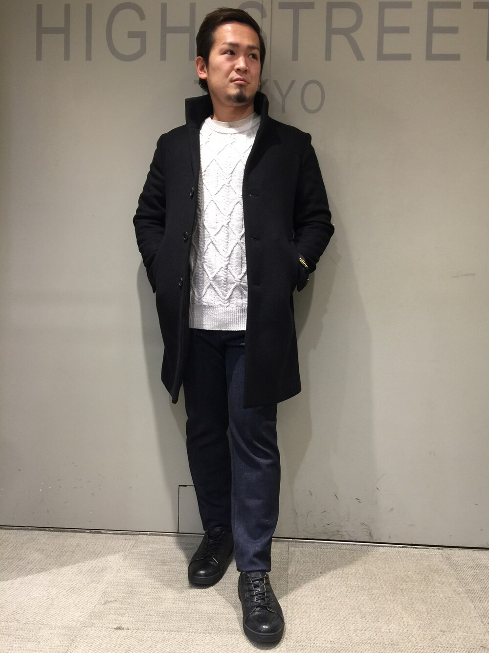 ホワイト系のジャケット/アウター、ホワイト系のトップス、ブルー系のパンツを着用したメンズの冬コーディネートの1枚目の写真