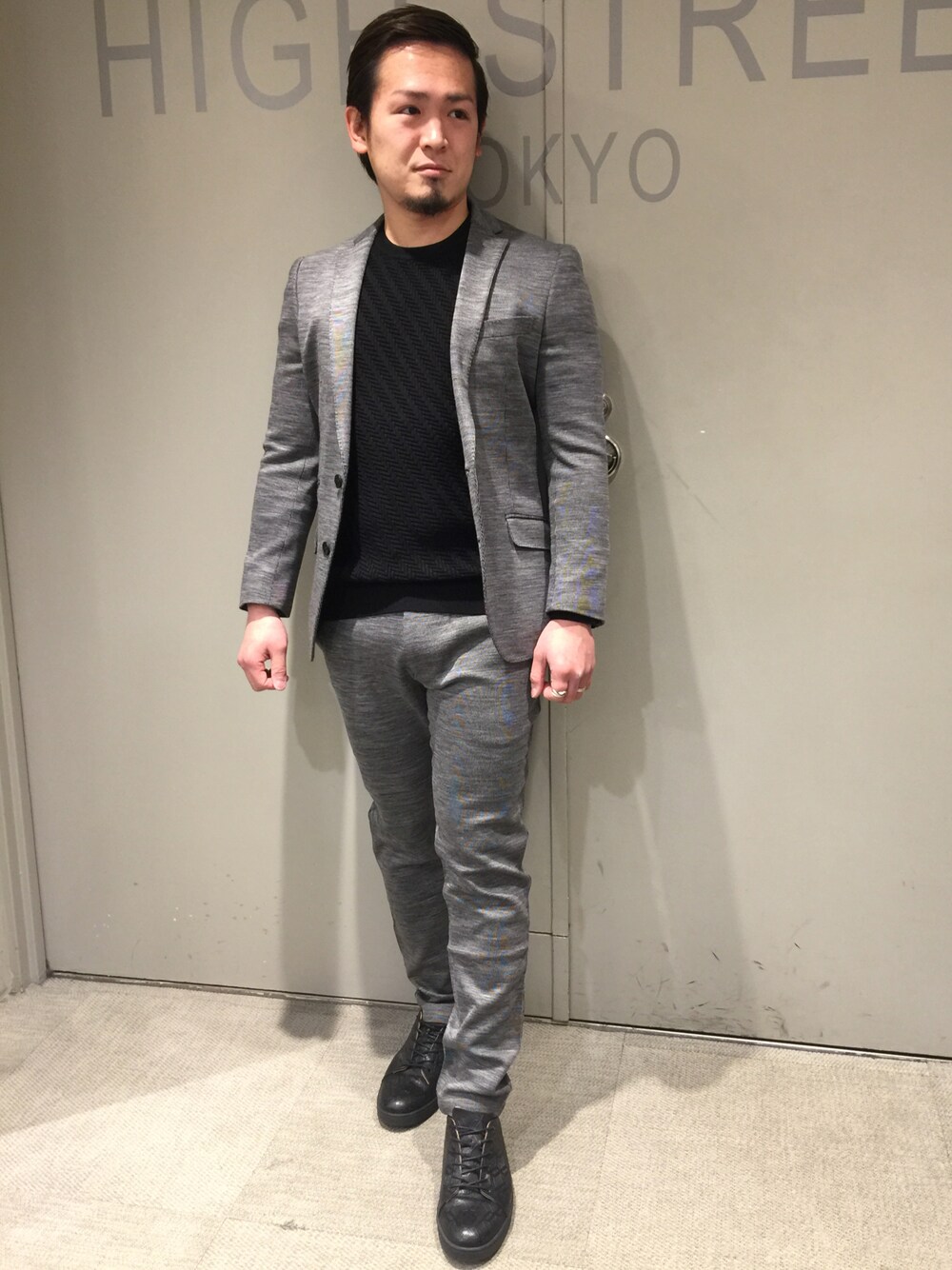 グレー系のジャケット/アウター、ブラック系のトップス、ブラック系のシューズを着用したメンズの冬コーディネートの1枚目の写真
