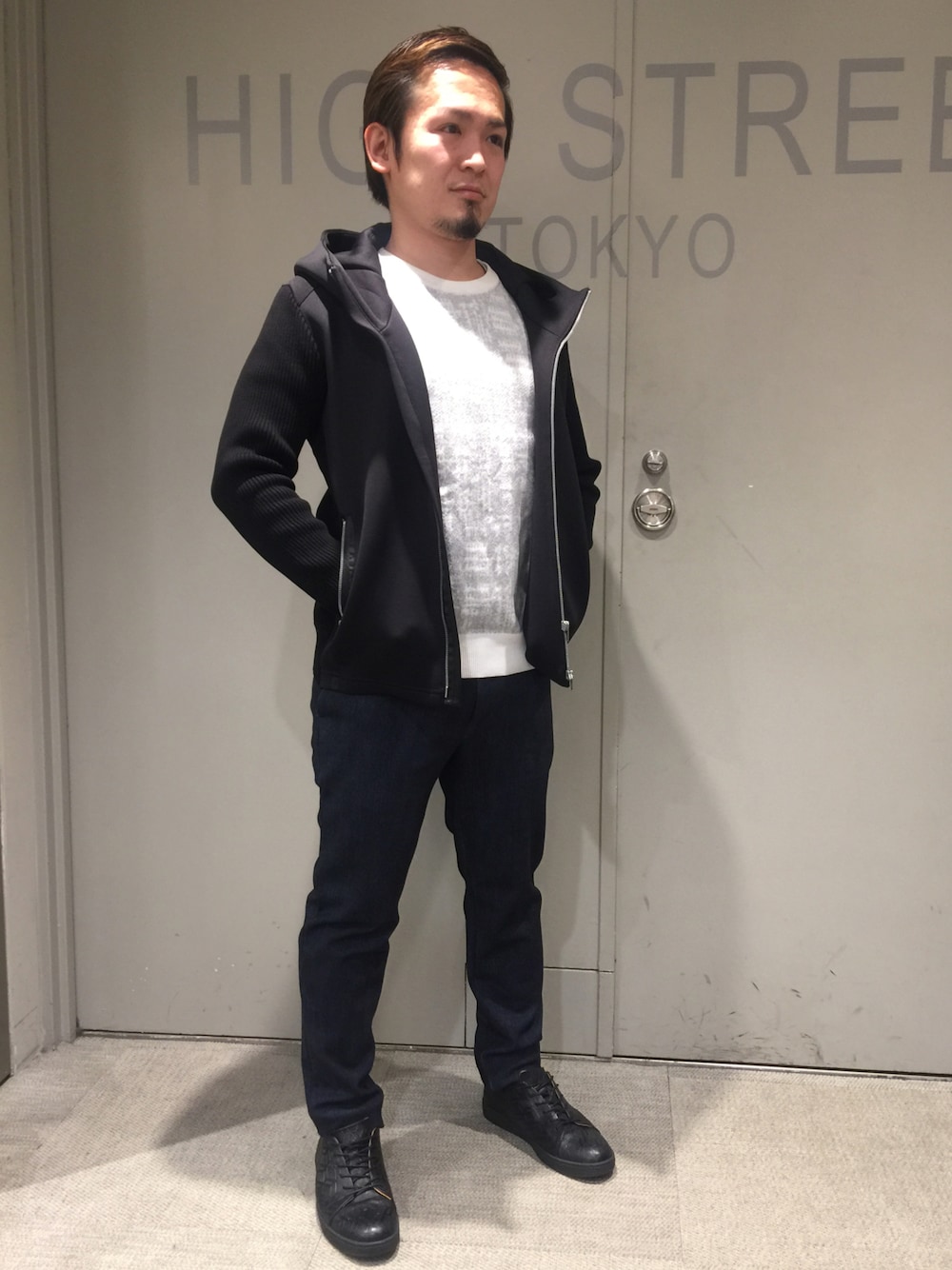 ブラック系のジャケット/アウター、ホワイト系のトップス、ブルー系のパンツを着用したメンズの冬コーディネートの1枚目の写真