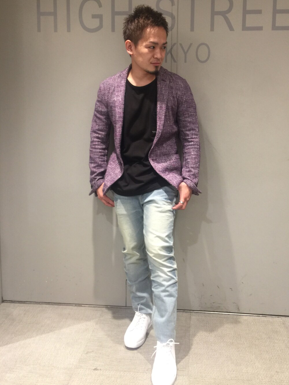 ブルー系のパンツ、ホワイト系のシューズ、ブラック系のトップスを着用したメンズの夏コーディネートの1枚目の写真