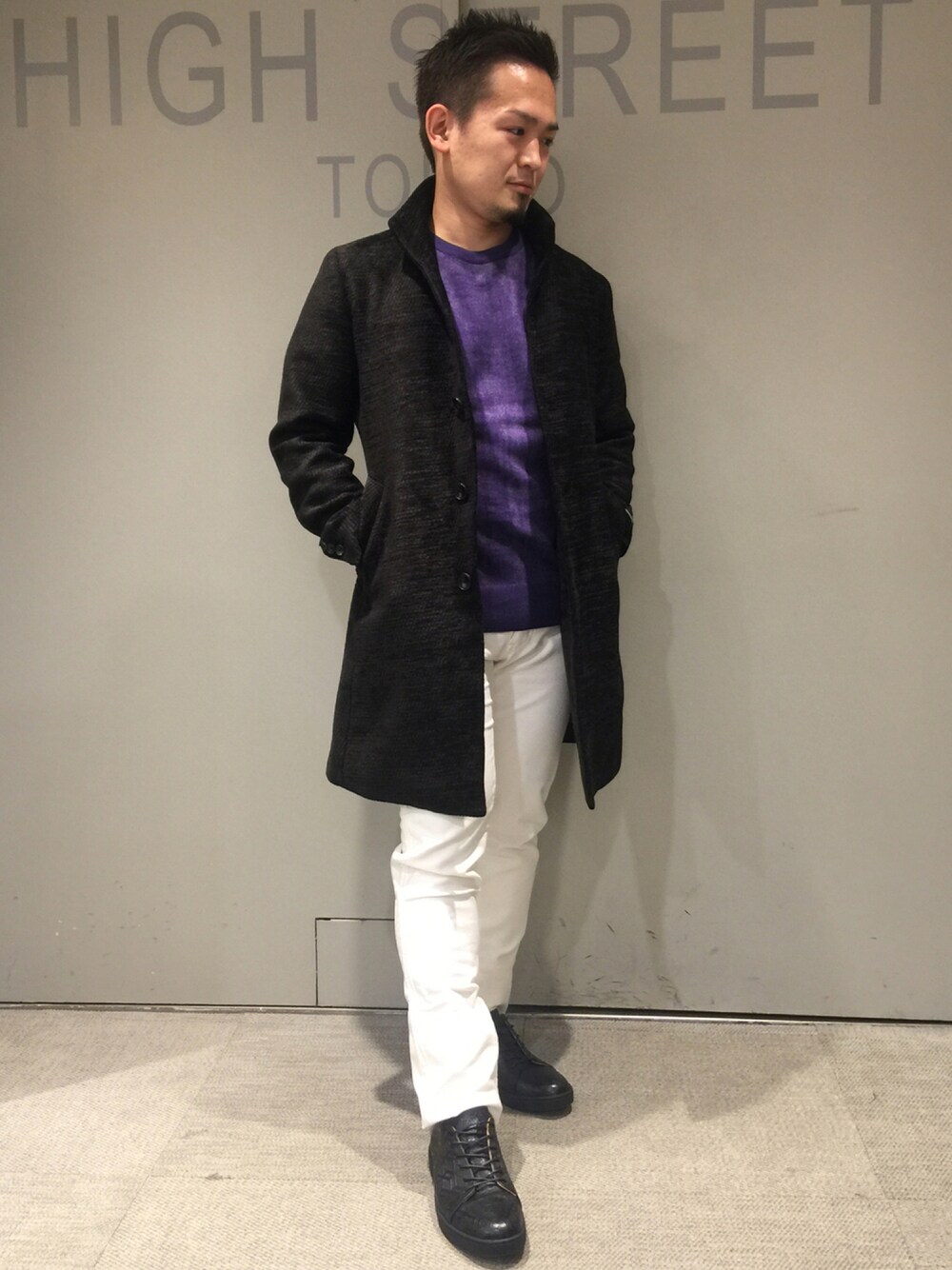 ブラック系のジャケット/アウター、パープル系のトップス、ホワイト系のパンツを着用したメンズの秋コーディネートの1枚目の写真