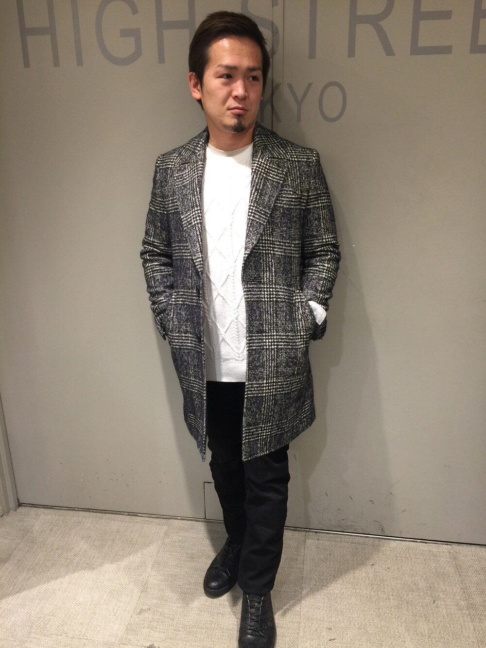 ブラック系のジャケット/アウター、ホワイト系のトップス、ブラック系のパンツを着用したメンズの秋コーディネートの1枚目の写真