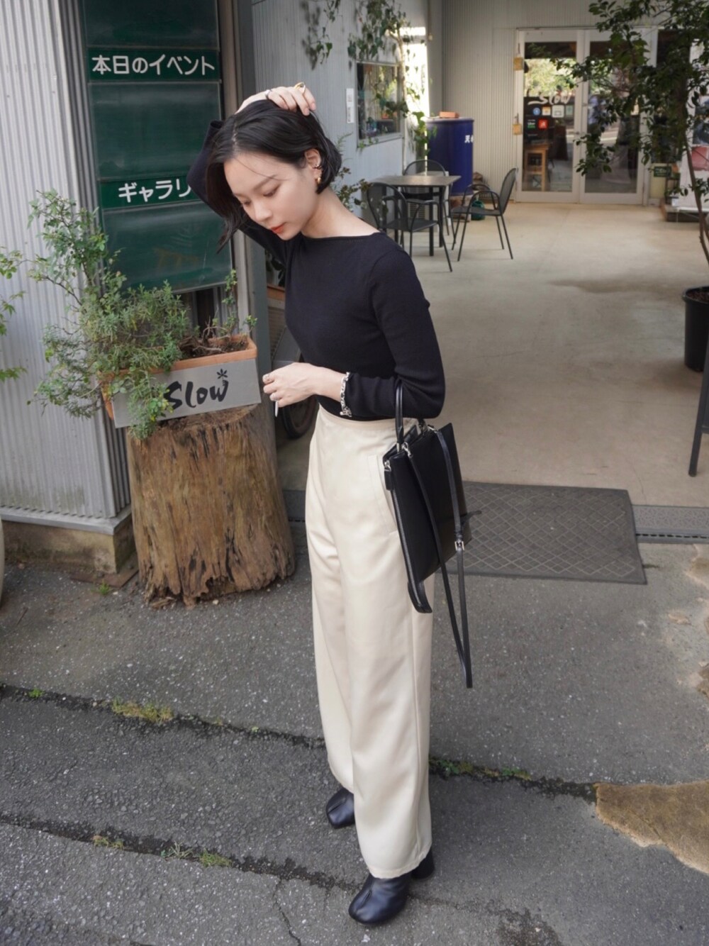 「秋のコーデ、サテンパンツ、モノトーンコーデ、オトナカジュアル」｜「jilsanderのアイテム（ショルダーバッグ、ブラック系）」を使った、ARISAさん（レディース・157cm）の秋コーディネートの1枚目の写真