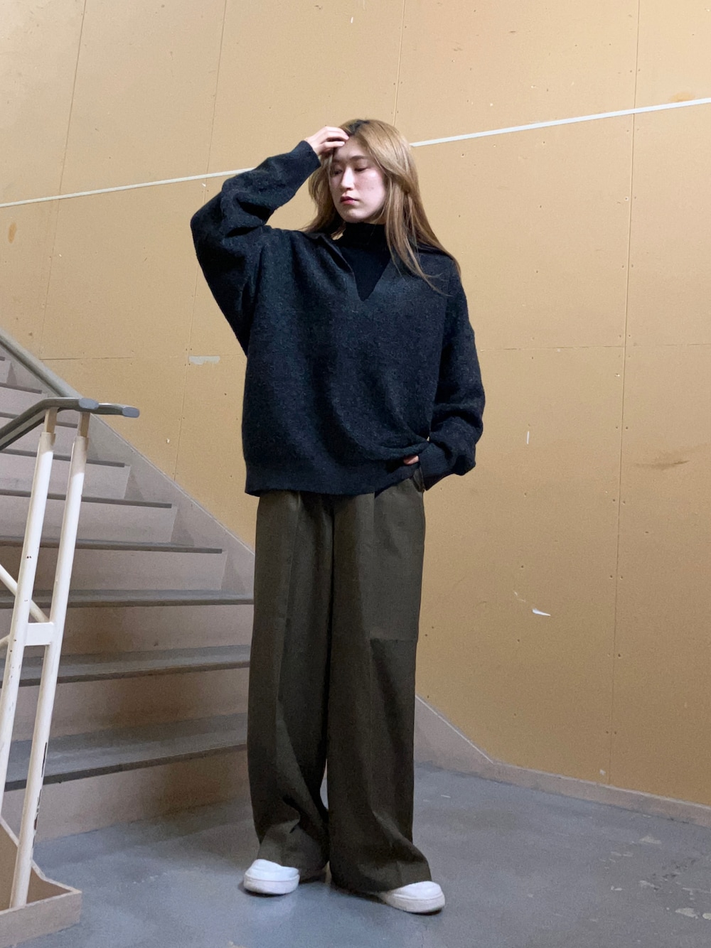「シンプルスタイル、NIKE、秋冬コーデ、ユニクロ、プチプラ、ゆるコーデ、キーネック、チャコールグレー、UNIQLO、ラフコーデ、Vネック、KBF、エアフォースワン、ビッグシルエット、ニット」｜「KBFのスキッパーオーバーニット（ニット/セーター、グレー系）」を使った、Ayaki Taguchiさん（レディース・158cm）の秋コーディネートの1枚目の写真