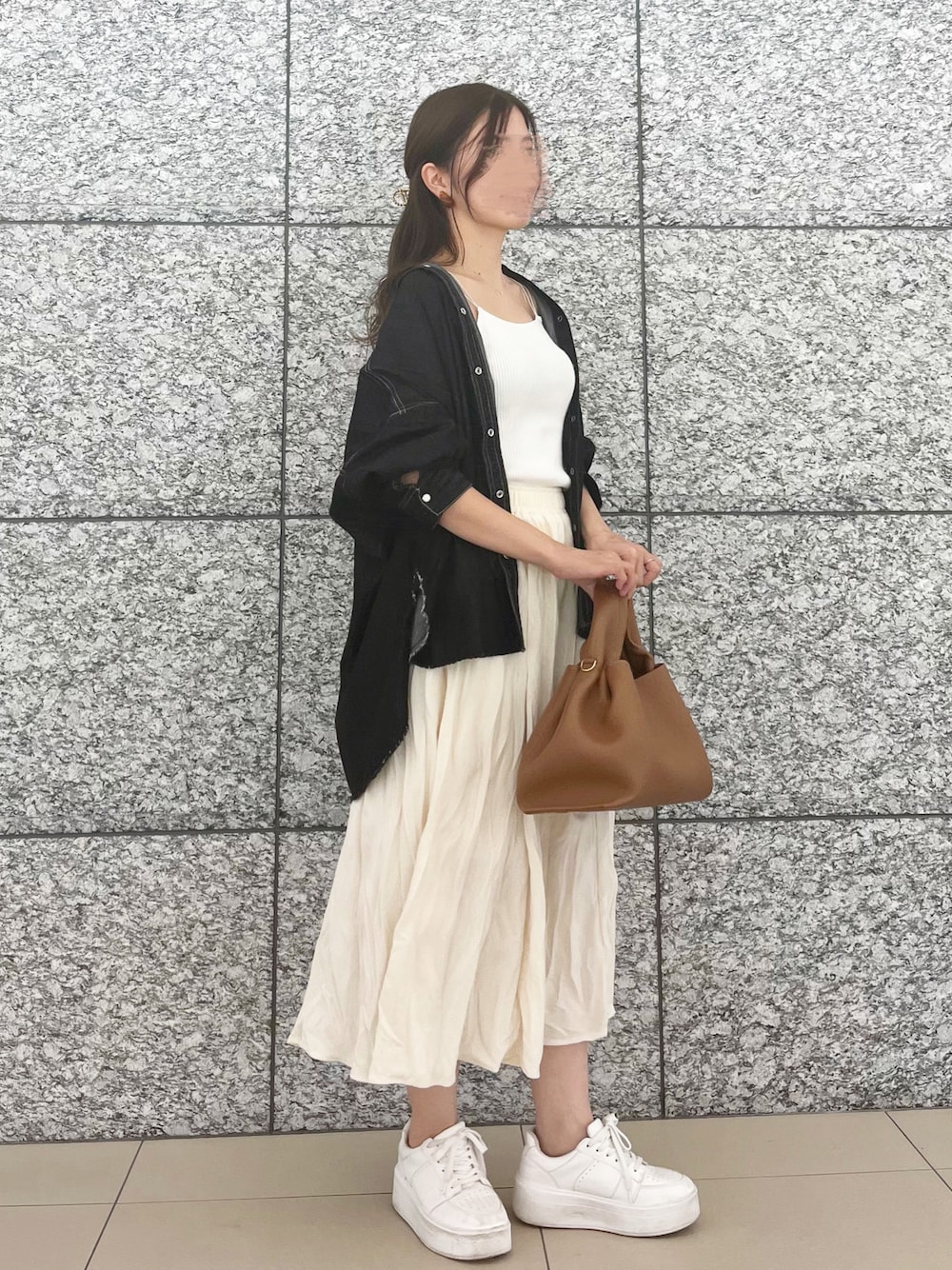 「デニムシャツ、スニーカー、デニム、シャツスタイル、秋コーデ、厚底シューズ、シンプルコーデ、カジュアルコーデ、プチプラ、休日スタイル、白スカート、オーバーサイズ、ビッグシルエット、オトナカジュアル、モノトーン」｜「hunchの【WEB限定/別注】デニムオーバーサイズシャツ（シャツ/ブラウス、ブラック系）」を使った、ずんさん（レディース・161cm）の秋コーディネートの1枚目の写真