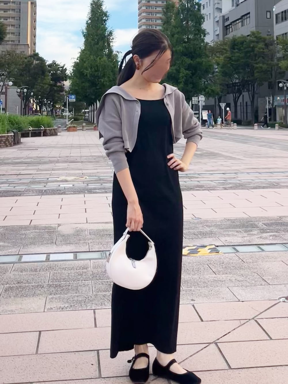 ベージュ系のカーディガン/ボレロ、ホワイト系のハンドバッグ、ブラック系のバレエシューズを着用したレディースの秋コーディネートの1枚目の写真