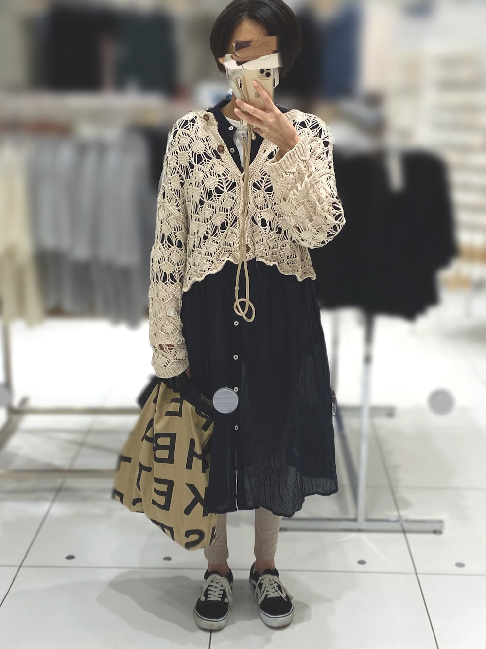 「プチプラ、カジュアルコーデ、ラクチンコーデ、ワンピーススタイル、レギンス、おしゃれさんと繋がりたい」｜「ANGIEの透かし編み2WAYショートニットカーディガン（カーディガン/ボレロ、ホワイト系）」を使った、Yマンさん（レディース・162cm）の春コーディネートの1枚目の写真