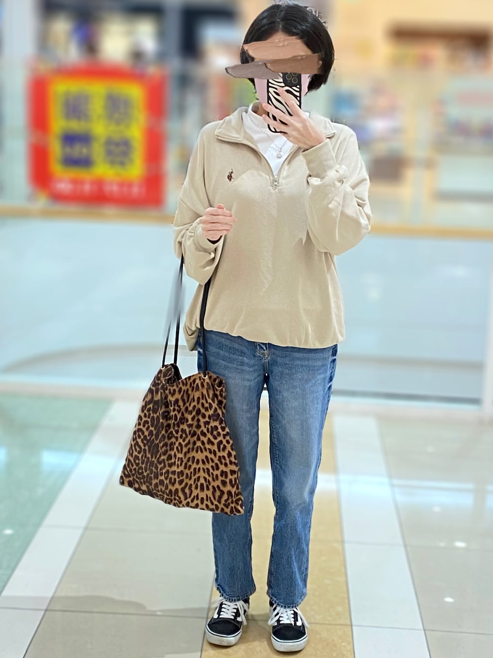 ベージュ系のスウェット、ホワイト系のTシャツ/カットソー、その他のトートバッグを着用したレディースの秋コーディネートの1枚目の写真