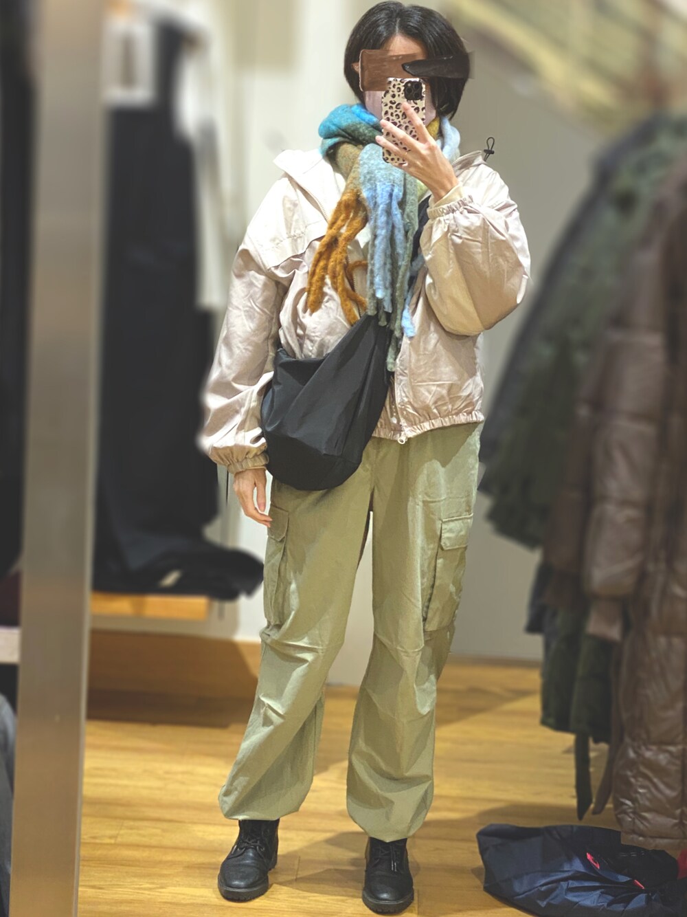 「冬のコーデ、ラクチンコーデ、パラシュートパンツ、マフラー、プチプラ、おしゃれさんと繋がりたい」｜「coca（coca）のモヘヤタッチチェックマフラー（マフラー、その他）」を使った、Yマンさん（レディース・162cm）の冬コーディネートの1枚目の写真