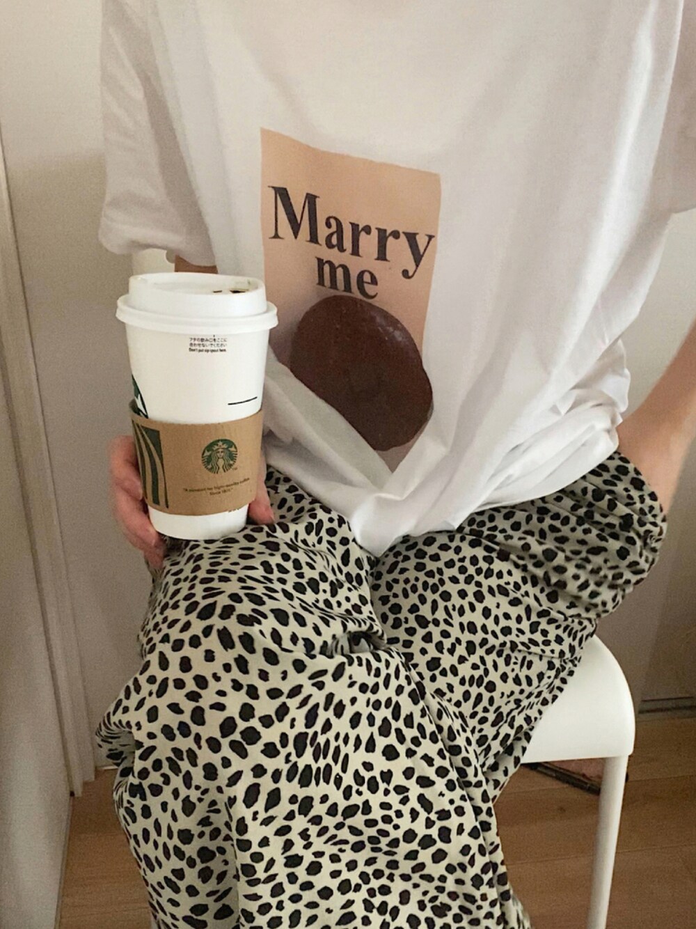 ブラック系のパンツ、ホワイト系のTシャツ/カットソー、その他のその他を着用したレディースの夏コーディネートの1枚目の写真