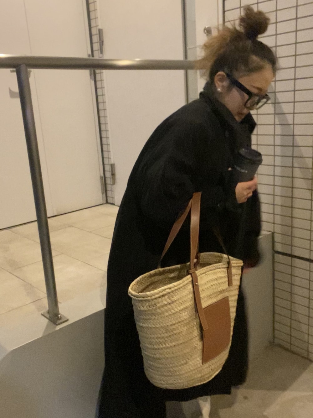 「トレンチコート、私の推しブランド、休日スタイル、かごバッグ、LOEWE、カジュアルコーデ、春コーデ、メガネ女子、伊達メガネ、着回しコーデ、ママコーデ」｜「LOEWEのバスケットバッグ ラージ（ヤシの葉＆カーフ）（かごバッグ、ベージュ系）」を使った、 Chankanaさん（レディース・161cm）の冬コーディネートの1枚目の写真