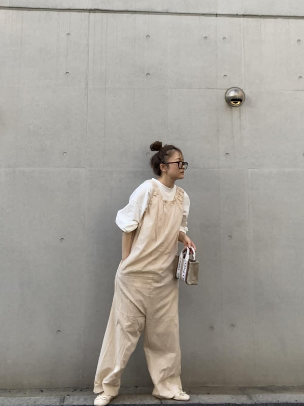 「夏コーデ、ベージュコーデ、ロンパース、淡色コーデ、淡色女子、Chloe、お団子ヘアー、メガネ女子、大人女子、おしゃれさんと繋がりたい、サロペット」｜「ChloeのWOODY / スモールトートバッグ SMALL TOTE BAG（トートバッグ、ブラウン系）」を使った、 Chankanaさん（レディース・161cm）の夏コーディネートの1枚目の写真
