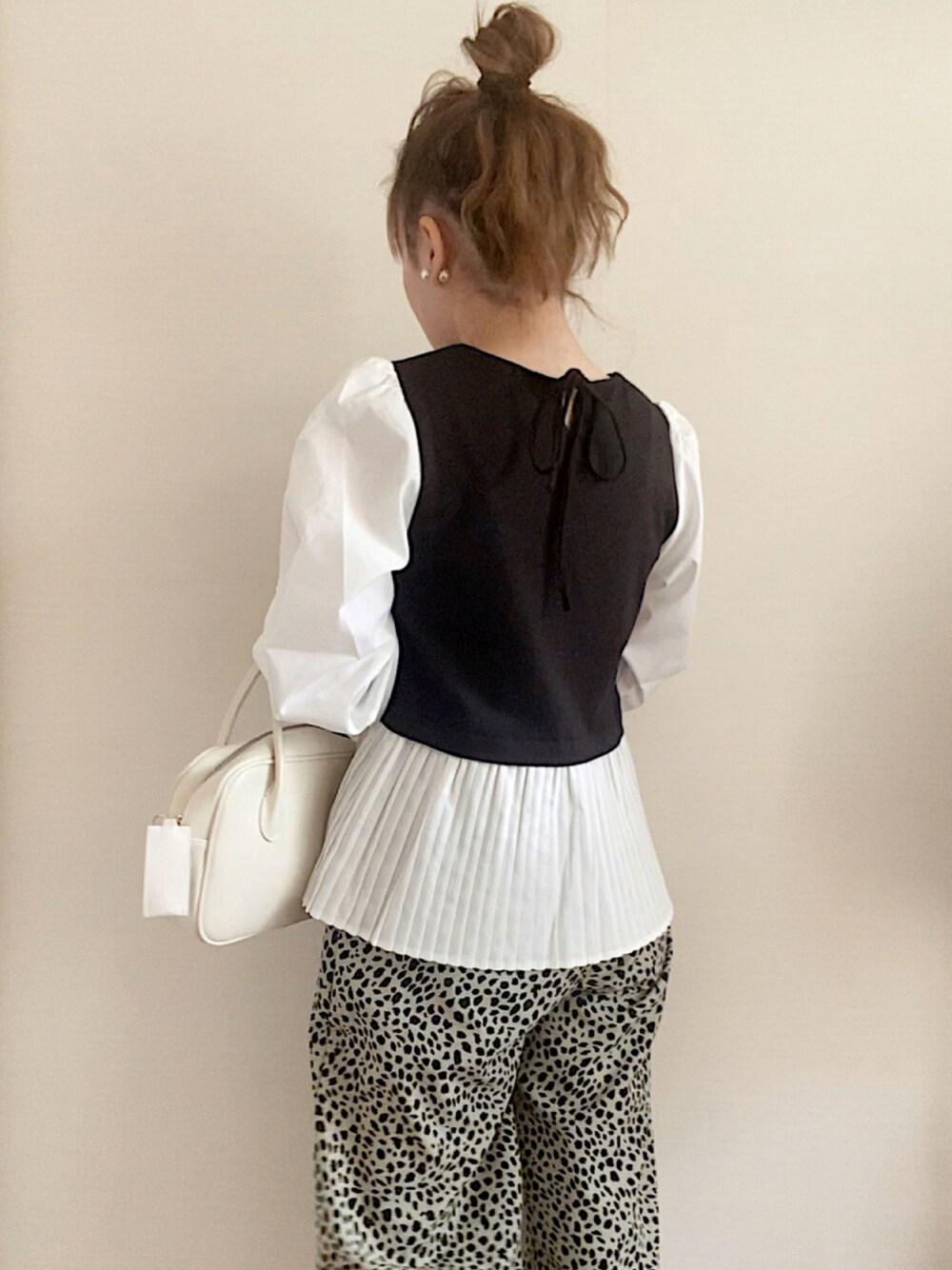 ブラック系のパンツ、ブラック系のシャツ/ブラウス、ベージュ系のバッグを着用したレディースの夏コーディネートの1枚目の写真