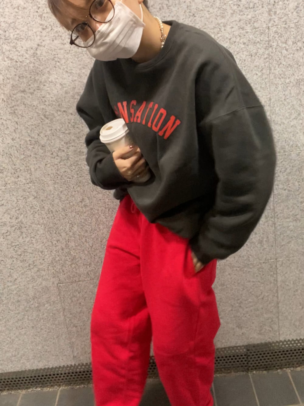 ブラック系のスウェット、レッド系のスウェットパンツを着用したレディースの冬コーディネートの1枚目の写真