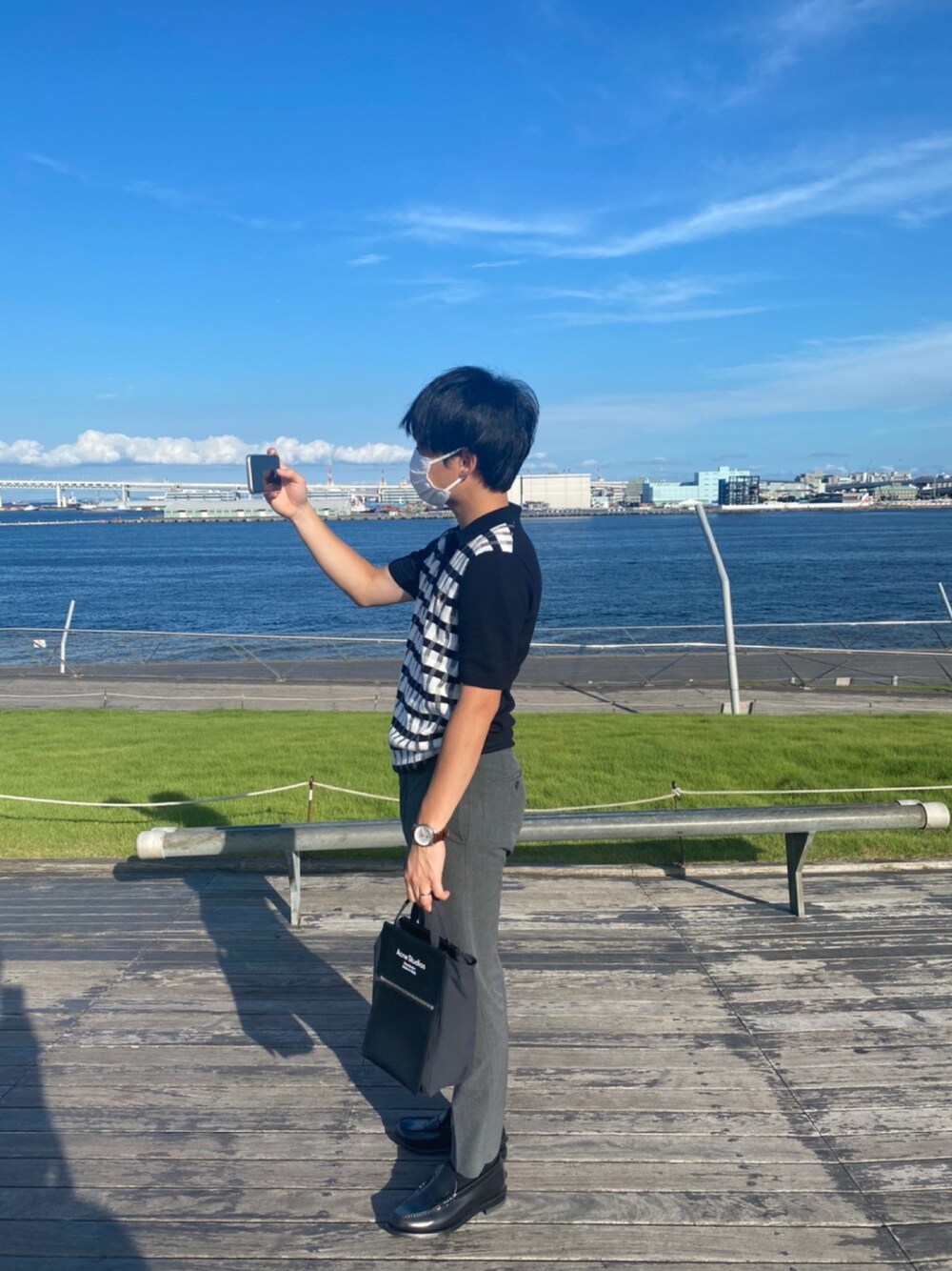 「横浜、フレッドペリー、夏コーデ、ローファー、ユニクロ、ポロシャツ、アクネストゥディオズ、キレイめ、大人コーデ、チノパン、海、大桟橋」｜「FRED PERRYのアイテム（ポロシャツ、ブラック系）」を使った、ぽさん（メンズ・168cm）の夏コーディネートの1枚目の写真