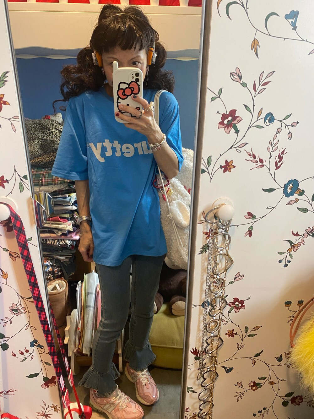 ブルー系のTシャツ/カットソー、ホワイト系のショルダーバッグ、ピンク系のスニーカーを着用したレディースの夏コーディネートの1枚目の写真