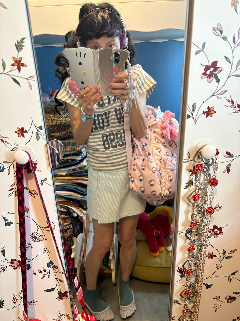 グレー系のTシャツ/カットソー、ブルー系のデニムスカート、グレー系のその他シューズを着用したレディースの秋コーディネートの1枚目の写真