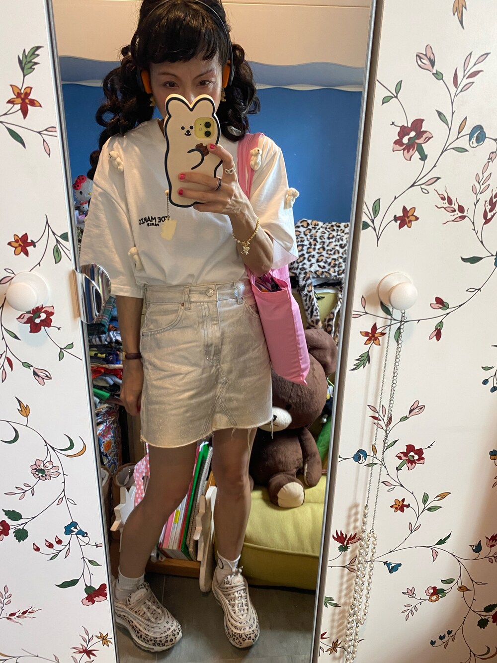 シルバー系のデニムスカート、ベージュ系のスニーカーを着用したレディースの夏コーディネートの1枚目の写真