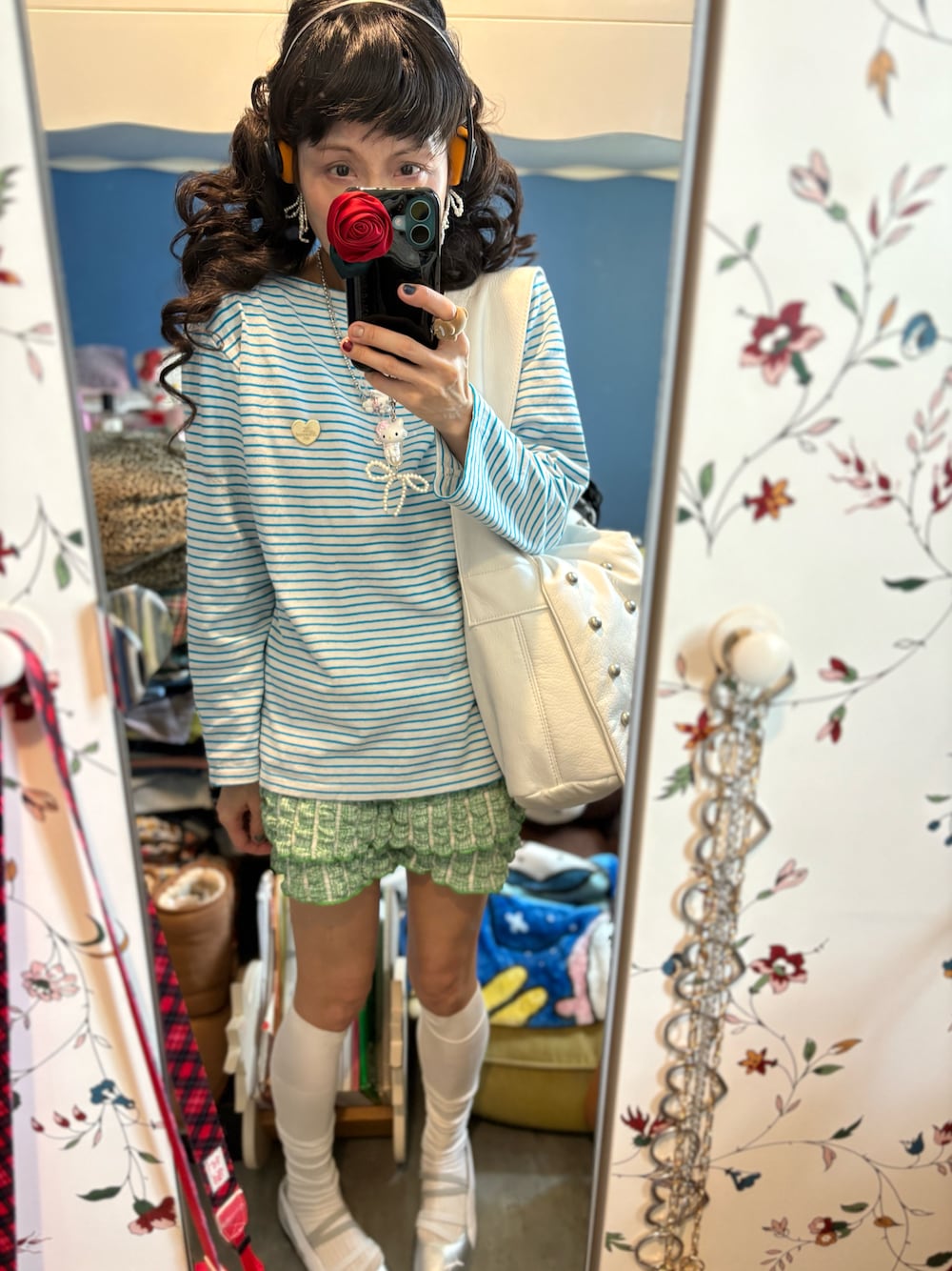 ブルー系のその他トップス、ホワイト系のショルダーバッグ、シルバー系のバレエシューズを着用したレディースの春コーディネートの1枚目の写真