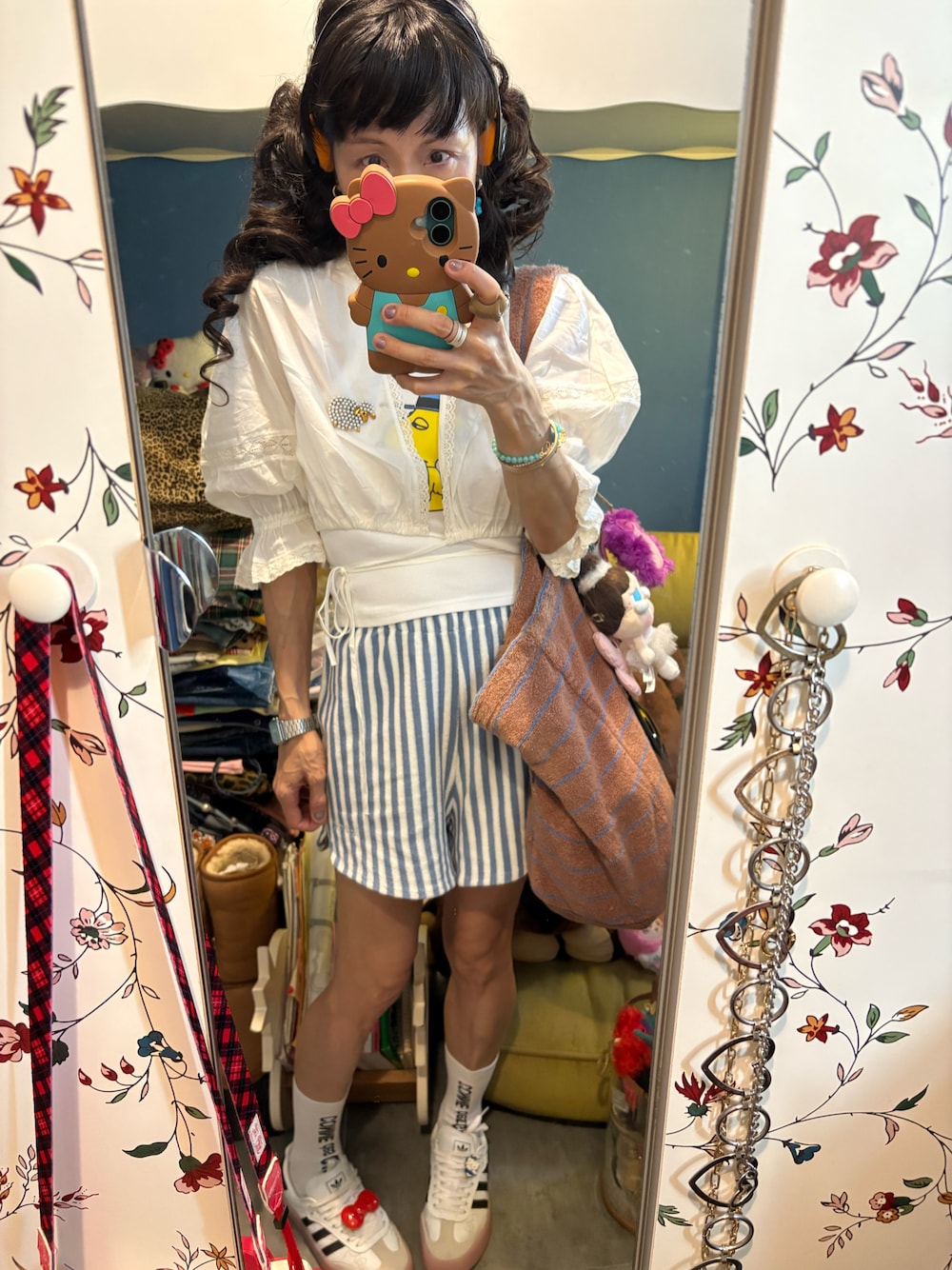 ホワイト系のベスト、ホワイト系のシャツ/ブラウス、ブルー系のその他パンツを着用したレディースの秋コーディネートの1枚目の写真