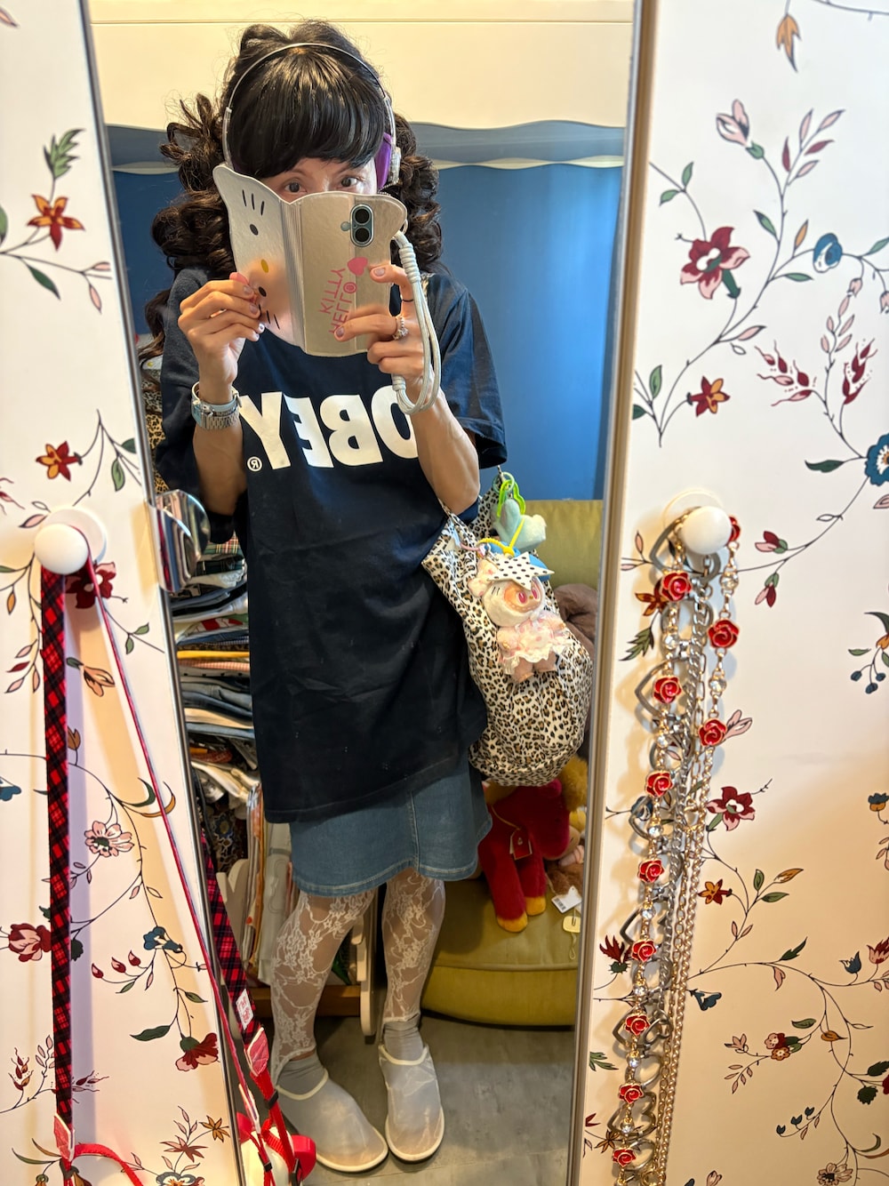 ブルー系のTシャツ/カットソー、ブルー系のデニムスカート、ホワイト系のサンダルを着用したレディースの秋コーディネートの1枚目の写真