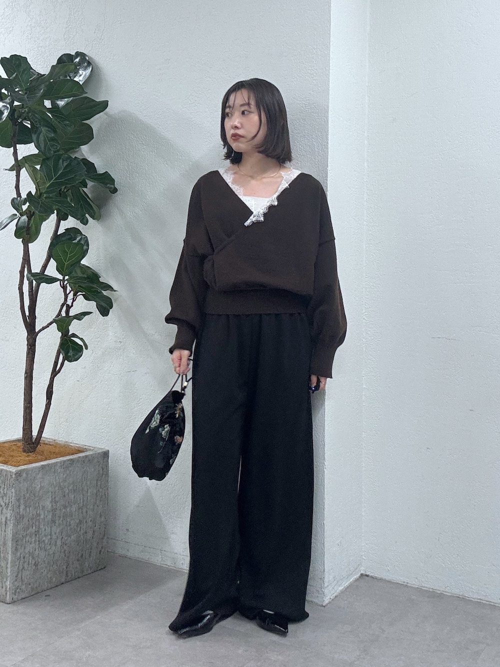 ブラウン系のニット/セーターを着用したレディースの秋コーディネートの1枚目の写真