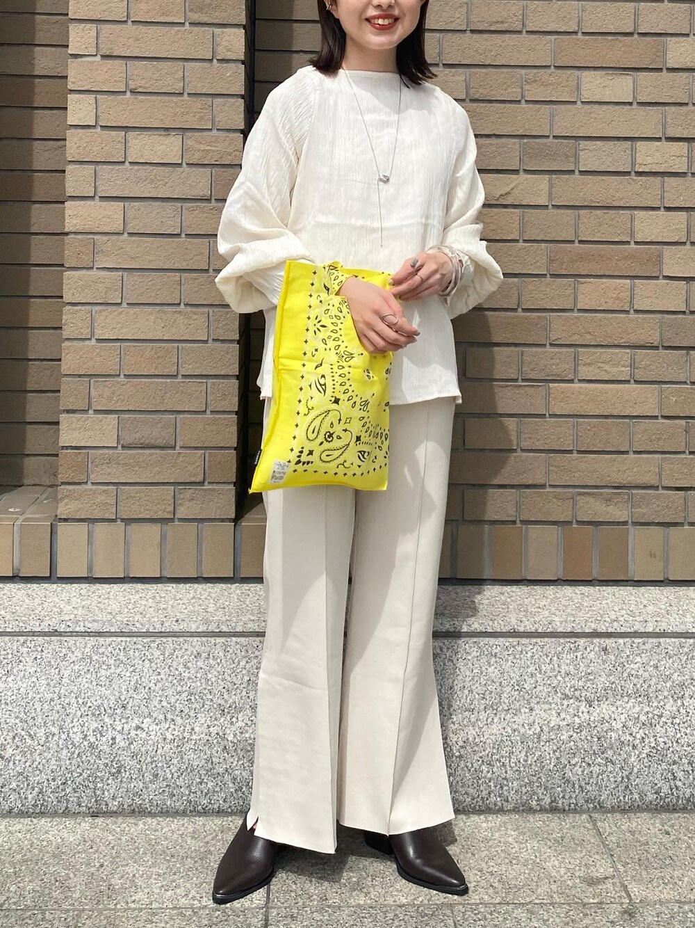 ブラック系のスリッポン、ホワイト系のその他パンツ、ホワイト系のシャツ/ブラウスを着用したレディースの夏コーディネートの1枚目の写真