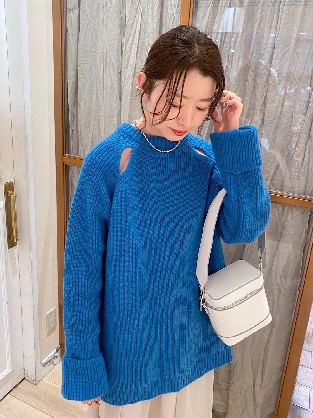 「秋冬コーデ、シンプルコーデ、お出かけコーデ、ゆるコーデ、大人カジュアル、オトナカワイイ、おしゃれさんと繋がりたい、冬コーデ、ニット、ブルーコーデ、ブルーニット、キャミワンピ、キャミワンピース」｜「mysticのカットアウト畦ニット（ニット/セーター、ブルー系）」を使った、やっすーさん（レディース・158cm）の秋コーディネートの1枚目の写真