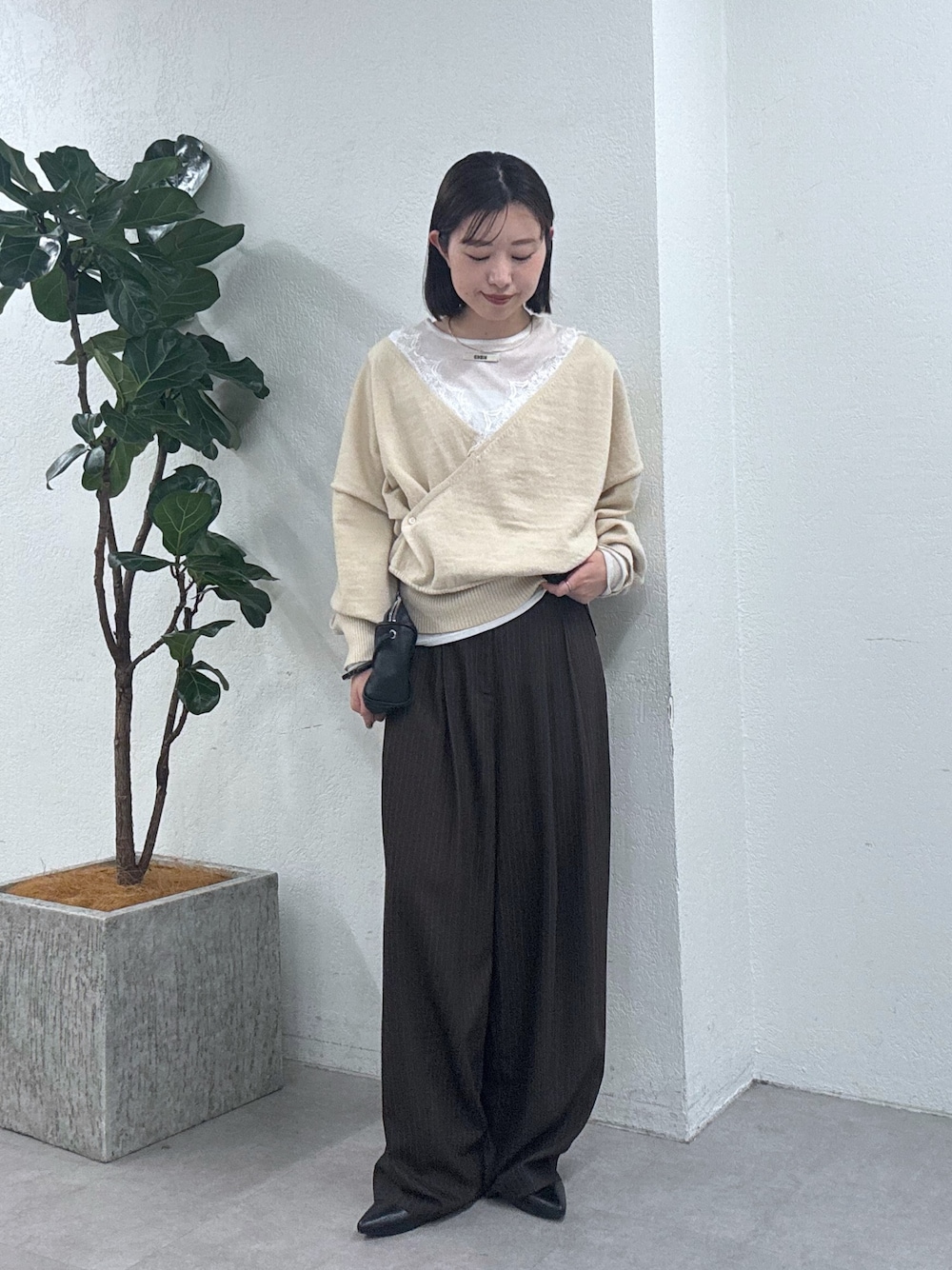 ベージュ系のニット/セーター、ブラウン系のその他パンツを着用したレディースの秋コーディネートの1枚目の写真
