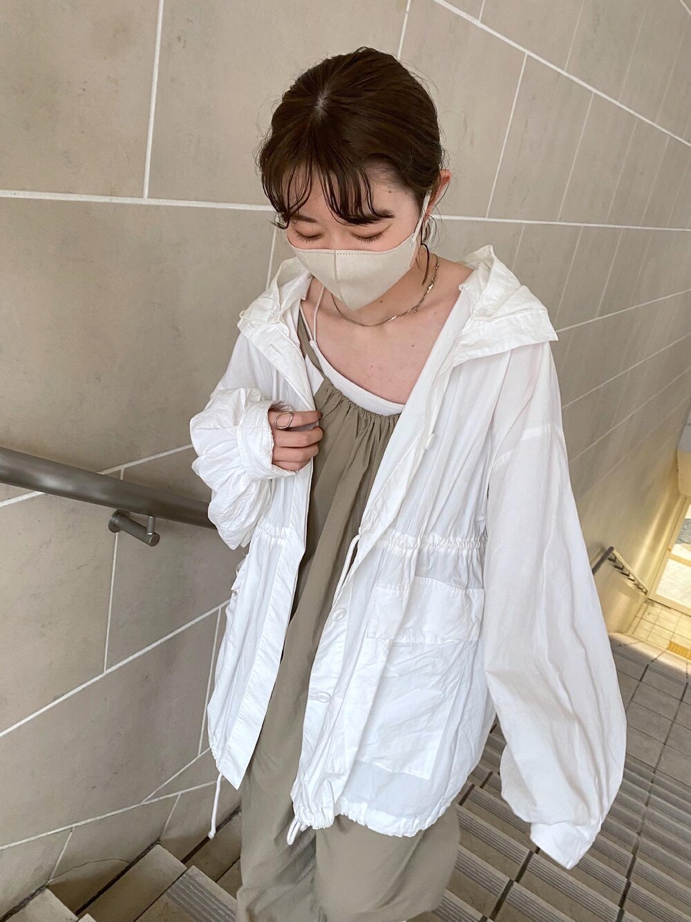 「春服みてみて、大人カジュアル、お出かけコーデ、お洒落さんとつながりたい、スノーパーカー、春アウター、春コーデ、mystic、ミスティック(mystic)」｜「mysticのスノーパーカー（ブルゾン、ホワイト系）」を使った、やっすーさん（レディース・158cm）の春コーディネートの1枚目の写真