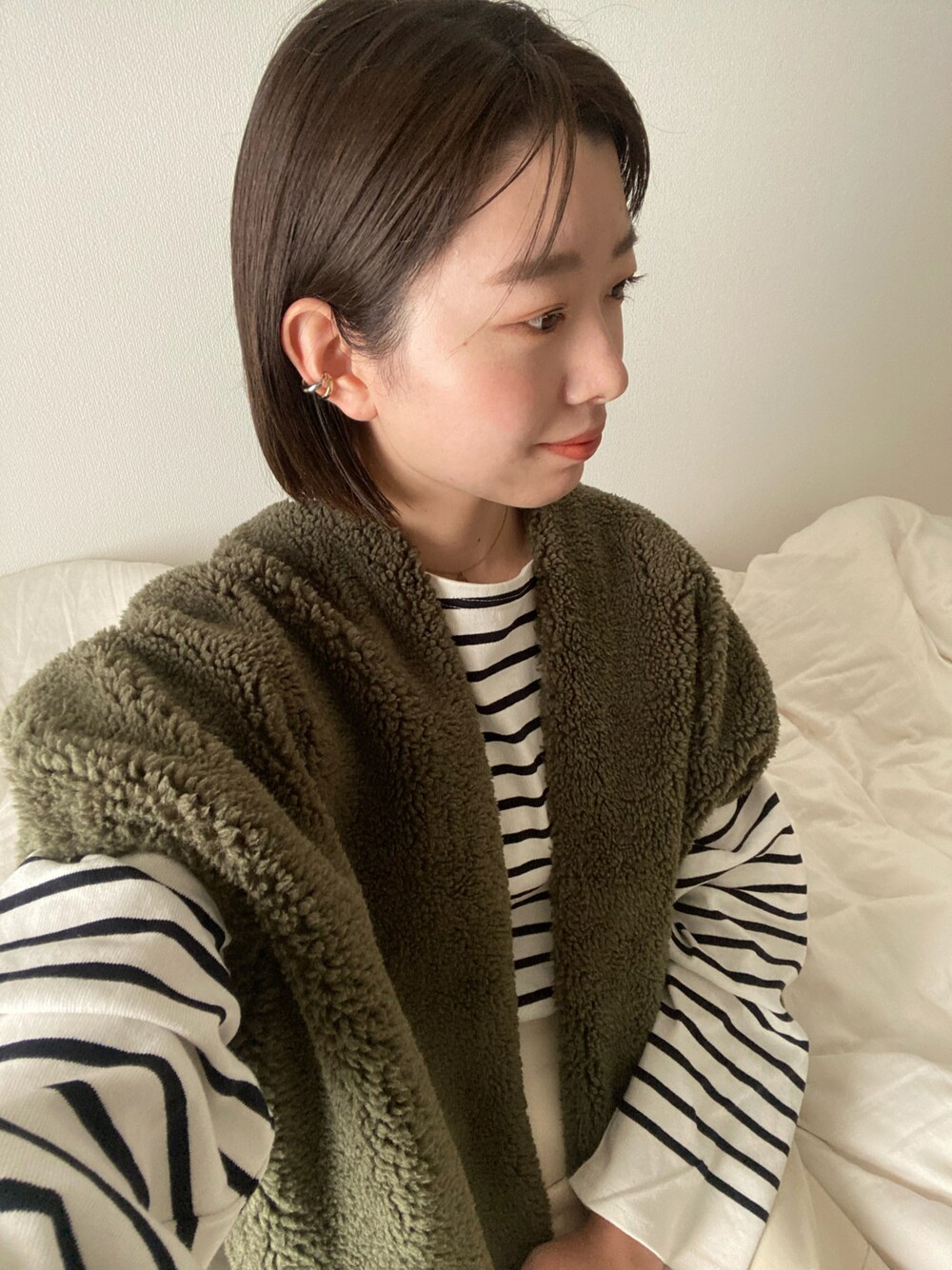 「ベスト、ボーダー、ベストコーデ、ジレ、ボアベスト、ボーダートップス、ボーダーTシャツ、ミスティック(mystic)、秋のコーデ」｜「mysticのボアベスト付トレンチコート（ミリタリージャケット、グリーン系）」を使った、やっすーさん（レディース・158cm）の秋コーディネートの1枚目の写真