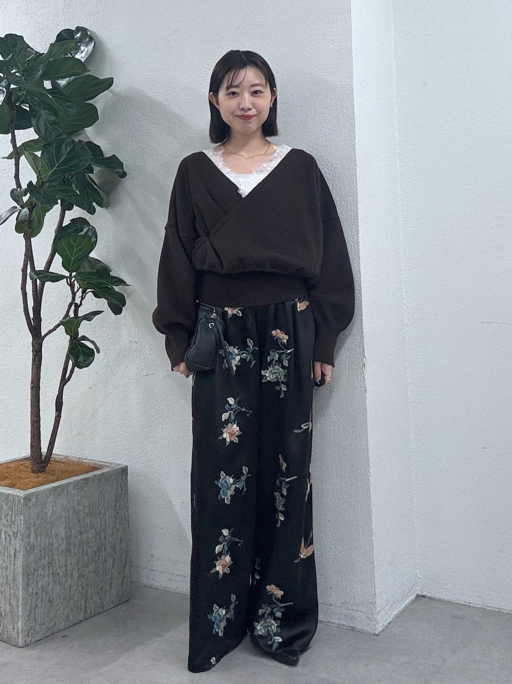 ブラウン系のニット/セーター、ブラック系のその他パンツを着用したレディースの秋コーディネートの1枚目の写真