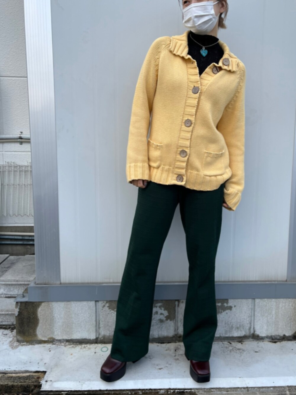 「カジュアルコーデ、おしゃれさんと繋がりたい、今日のコーデ、パンツスタイル、オトナカジュアル、古着MIX、きいろのカーディガン、イエローコーデ」｜「usedのアイテム（パンツ、グリーン系）」を使った、m&mさん（レディース・160cm）の冬コーディネートの1枚目の写真