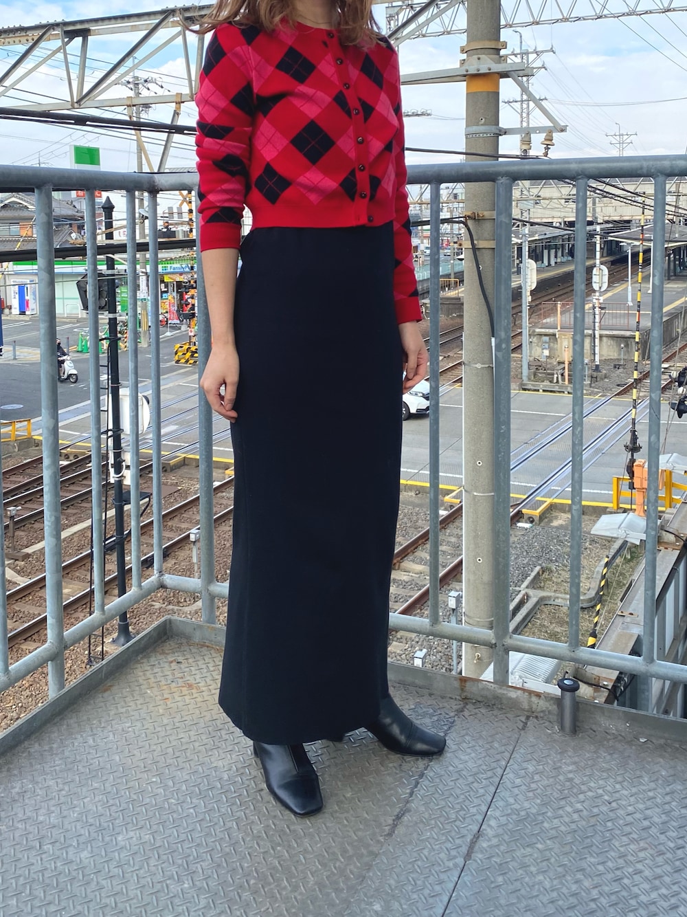 「チェック柄に恋してる、キャミワンピース、オトナカジュアル、オトナ女子、クリスマス、クリスマスに着たい服」｜「ZARAのアイテム（カーディガン/ボレロ、レッド系）」を使った、m&mさん（レディース・160cm）の冬コーディネートの1枚目の写真