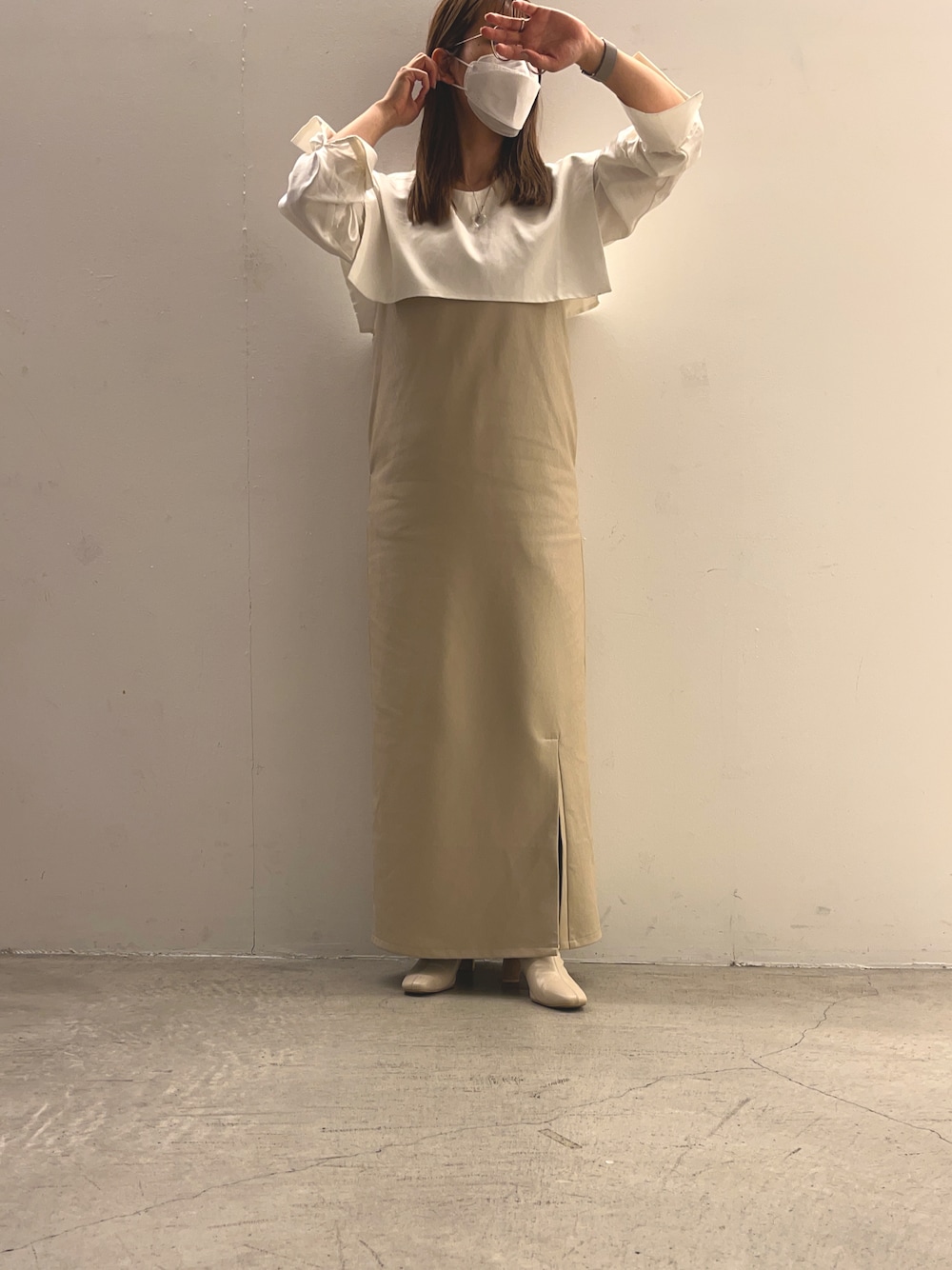 「春カラー、ベージュ、ビックカラー、オトナカジュアル、オトナ女子、大人カジュアル、大人女子、レザー、シンプル、グレイル、ワンピース、レザーワンピース」｜「HELKのアイテム（ワンピース/ドレス、ベージュ系）」を使った、m&mさん（レディース・160cm）の春コーディネートの1枚目の写真
