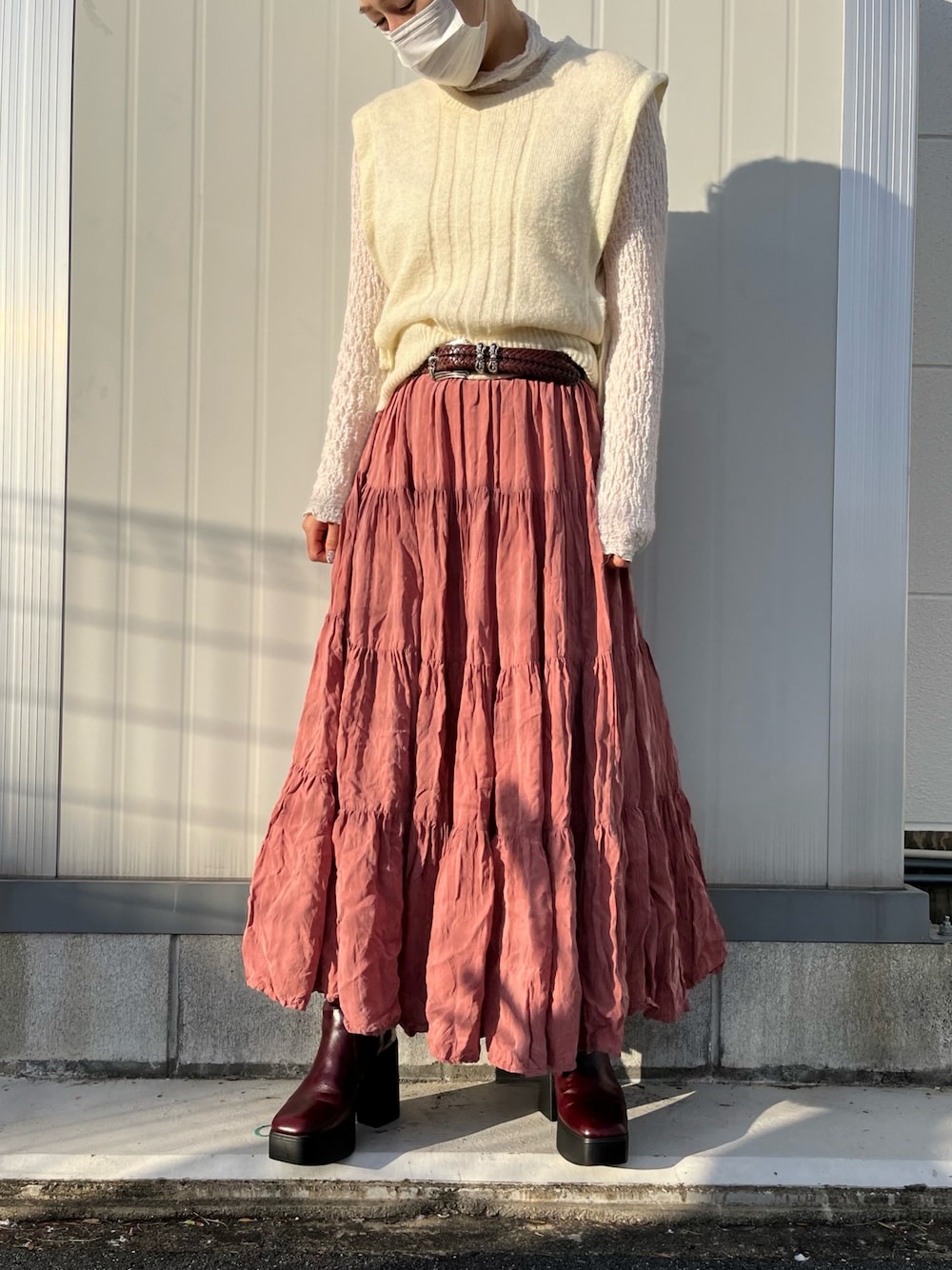 「オトナ女子、カジュアル、ブーツ、ニット、オトナカジュアル、カラーコーデ、スカート、古着MIX、厚底シューズ、春コーデ」｜「usedのアイテム（スカート、ピンク系）」を使った、m&mさん（レディース・160cm）の冬コーディネートの1枚目の写真
