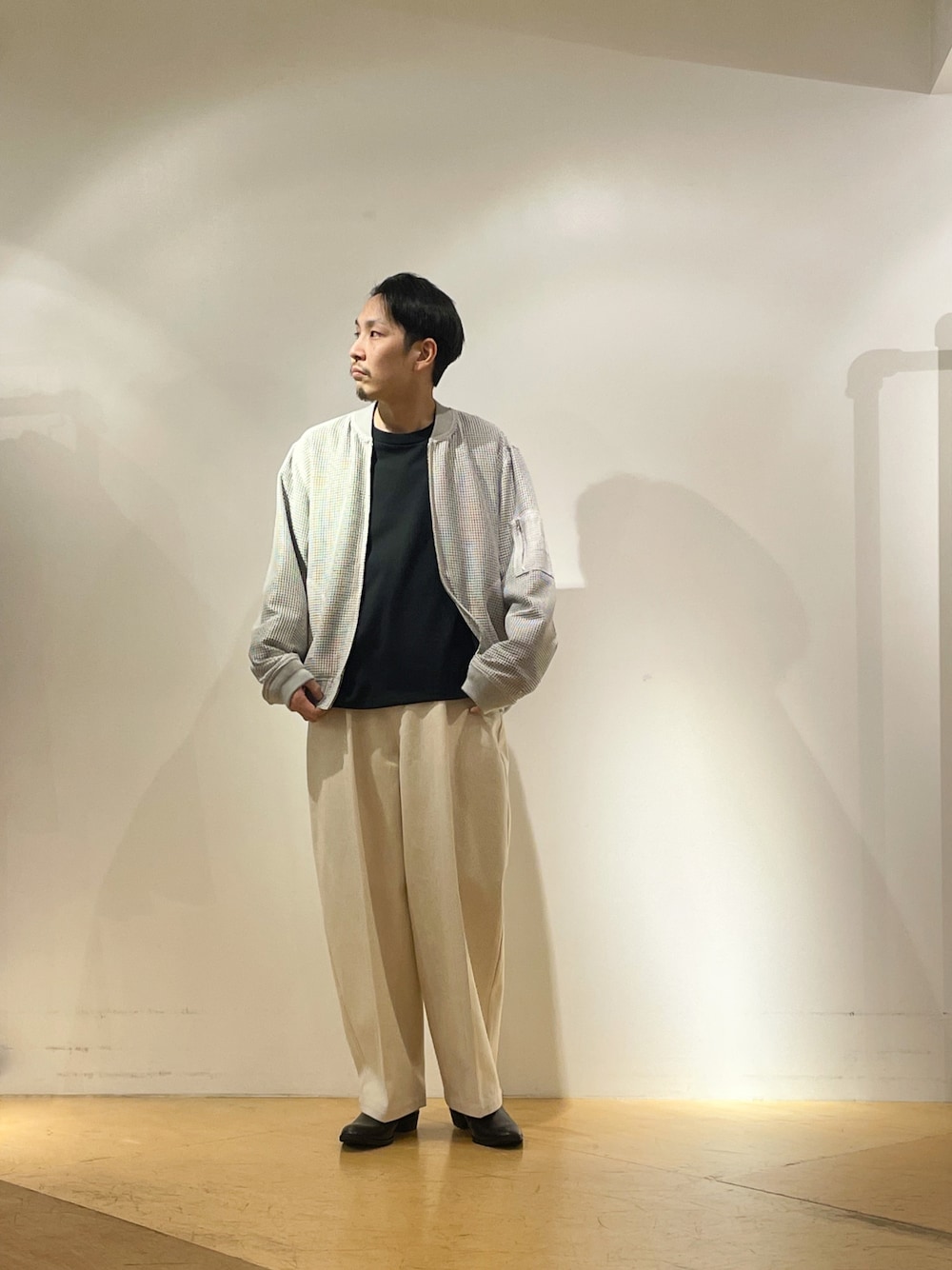「MA-1、ブルゾン、春アウター、メッシュ、メッシュトップス、ホワイトデニム、ワイドデニム、ワイドパンツ、白パンツ、白パン、白パンツコーデ、ルイス(Lui's)、大人カジュアル」｜「Lui'sのセンタープレスワイドデニム（デニムパンツ、ホワイト系）」を使った、S.FUJITANIさん（メンズ・169cm）の春コーディネートの1枚目の写真
