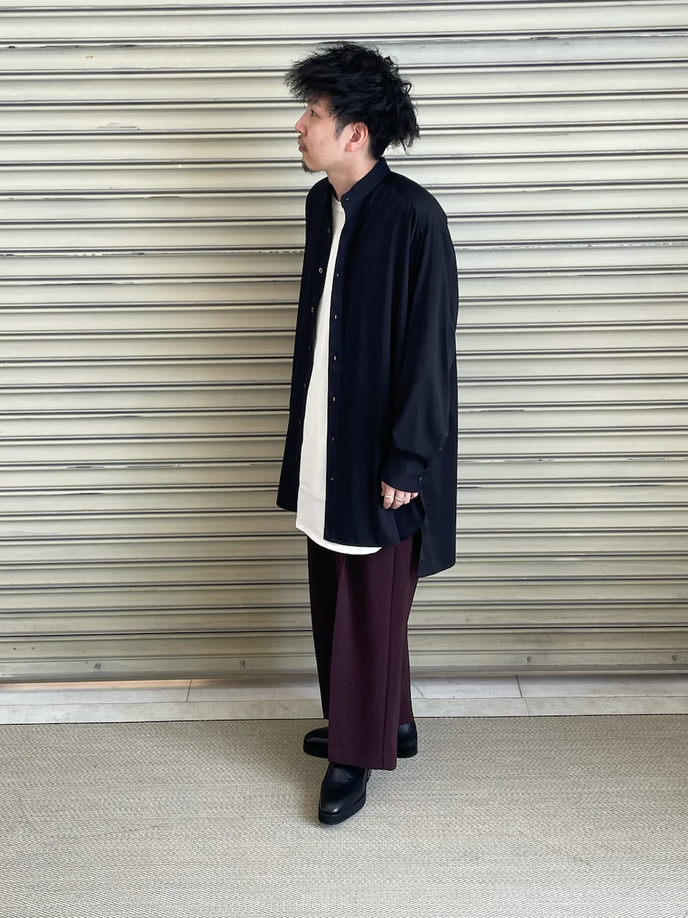 「黒シャツ、ビッグシャツ、ワイドパンツ、ビッグシルエット、ルイス(Lui's)、ストレートパンツ、サイドゴアブーツ、モード、着丈長め、スリットシャツ、ビッグT、ブーツ、レザーシューズ、革靴」｜「Lui'sのバンブーレーヨンサテンビッグシルエットスリットシャツ（シャツ/ブラウス、ブラック系）」を使った、S.FUJITANIさん（メンズ・169cm）の夏コーディネートの1枚目の写真