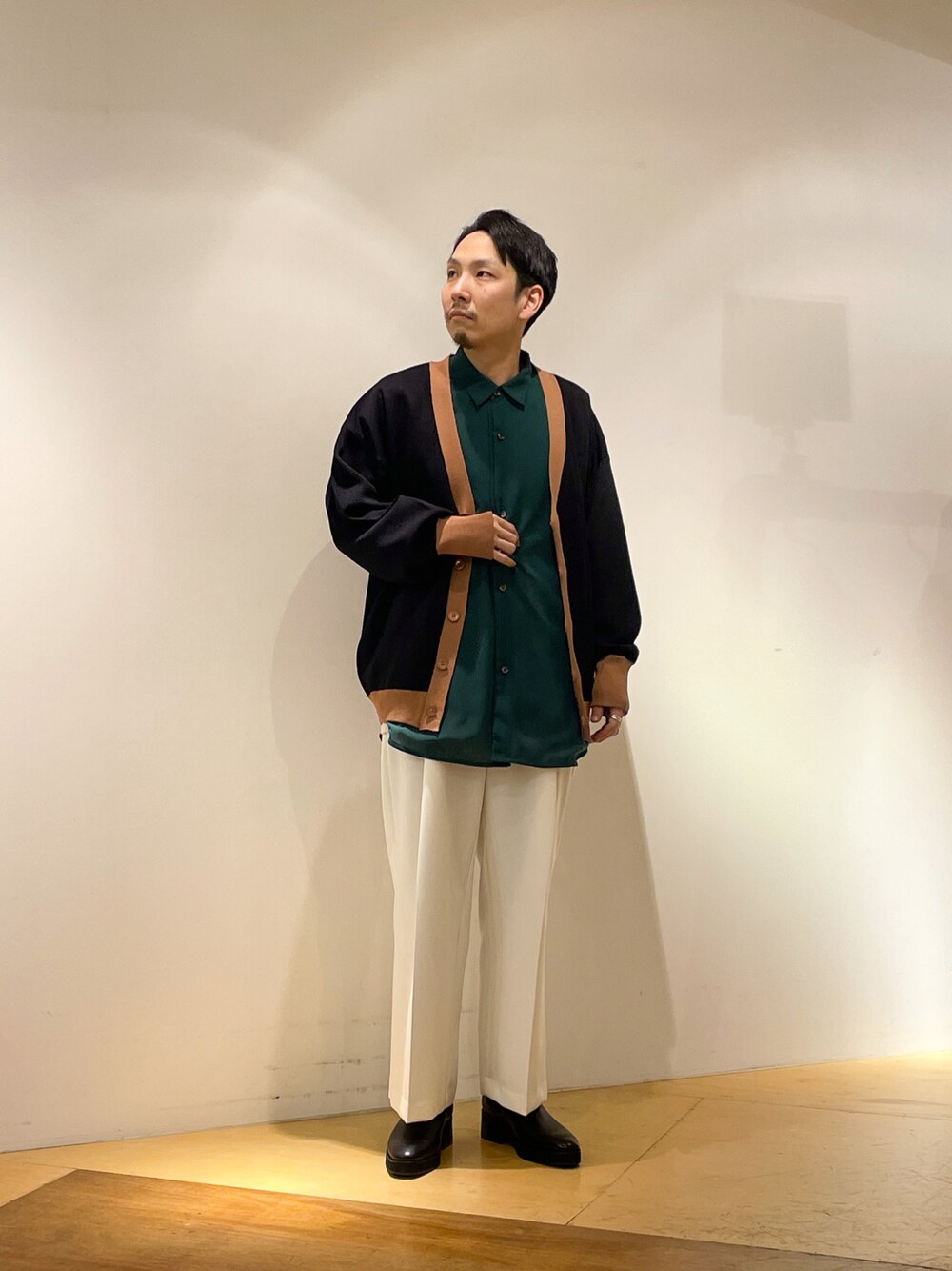 「カーディガン、ロングシャツ、ビッグシャツ、ワイドスラックス、ストレートパンツ、白パンツ、ルイス(Lui's)、大人コーデ、大人カジュアル、ビッグシルエット、シンプルコーデ、春コーデ、きれいめカジュアル、キレイめ」｜「Lui'sの配色ジャガードカーディガン（カーディガン/ボレロ、ブラック系）」を使った、S.FUJITANIさん（メンズ・169cm）の春コーディネートの1枚目の写真
