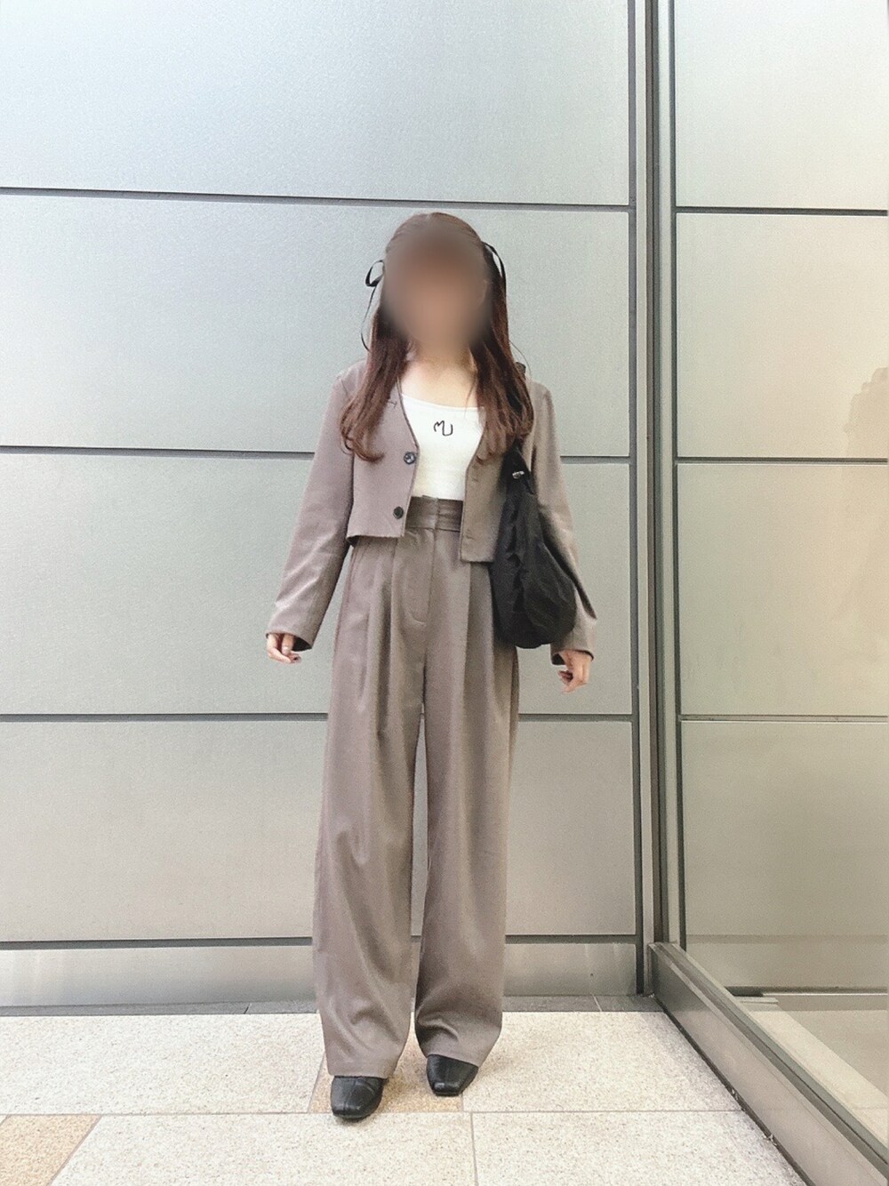 「キレイめ、ジャケット、ジャケットスタイル、ノーカラージャケット、セットアップ、セットアップスタイル、パンツスタイル、パンツコーデ、パンツ、ブラウン、ブーツ、ショート丈ジャケット、ハイウエスト」｜「Luamodaのアイテム（キャミソール、ホワイト系）」を使った、♡︎さん（レディース・151cm）の春コーディネートの1枚目の写真