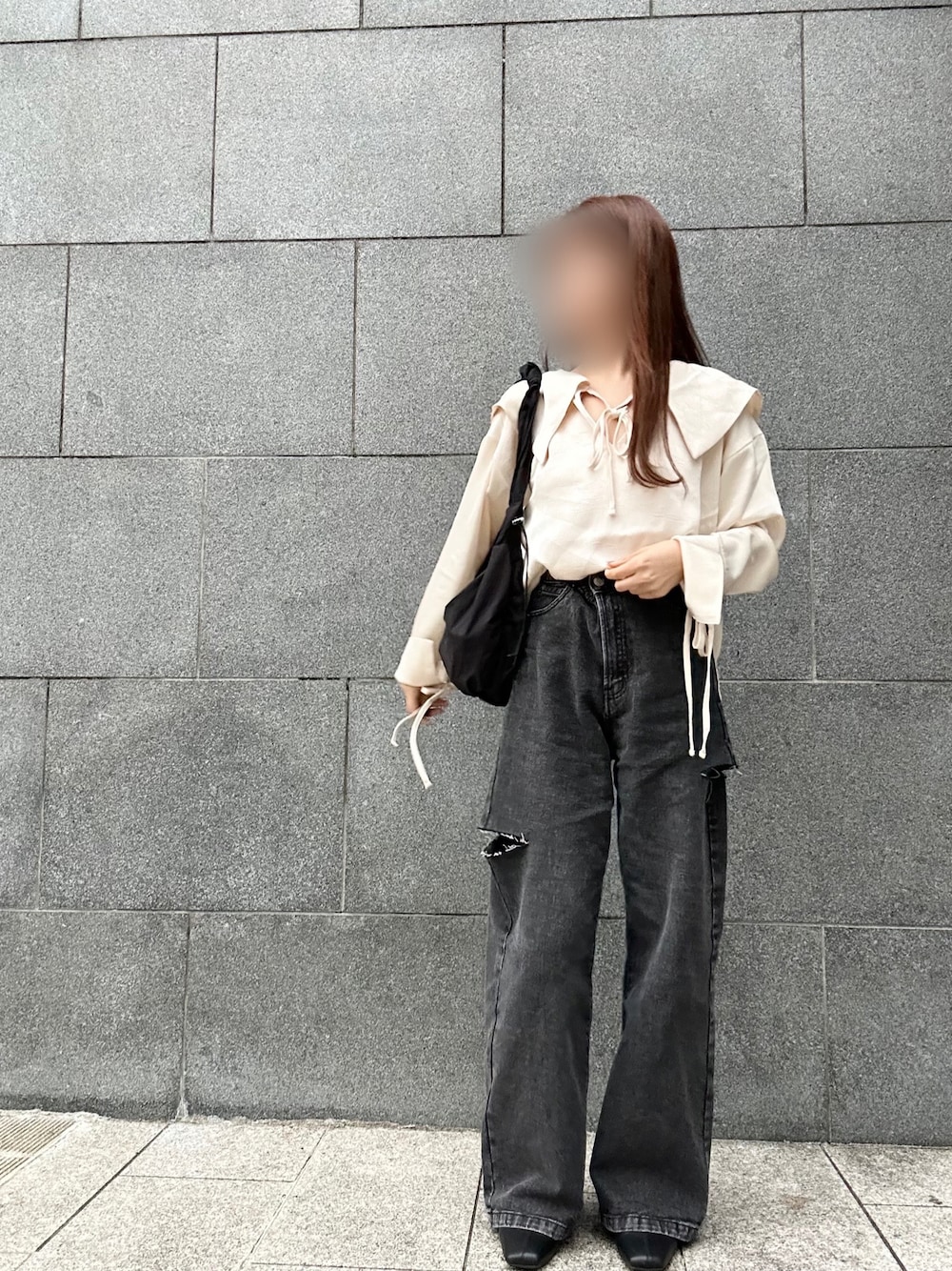 「秋コーデ、秋服、休日スタイル、パンツコーデ、低身長女子、サテン、セーラーカラー、ブラウス、ブラウス×デニム、デニム、ブラックデニム、クラッシュデニム、ブーツ、GU、リボン」｜「Luamodaのアイテム（シャツ/ブラウス、ホワイト系）」を使った、♡︎さん（レディース・151cm）の秋コーディネートの1枚目の写真