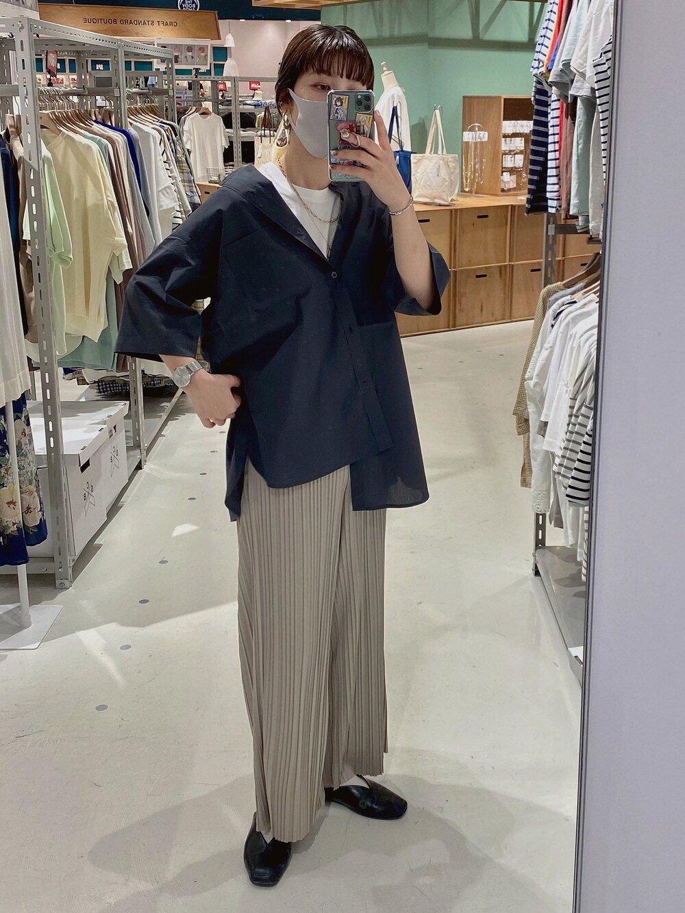 「オトナ女子、シャツスタイル、メンズライク、バンドカラーシャツ、チャコールグレー、プリーツパンツ、プチプラコーデ、ゆるコーデ、カジュアル、半袖シャツ」｜「CRAFT STANDARD BOUTIQUEのリングトップ2連チェーンネックレス　＊（ネックレス、ゴールド系）」を使った、YURINAさん（レディース・161cm）の夏コーディネートの1枚目の写真