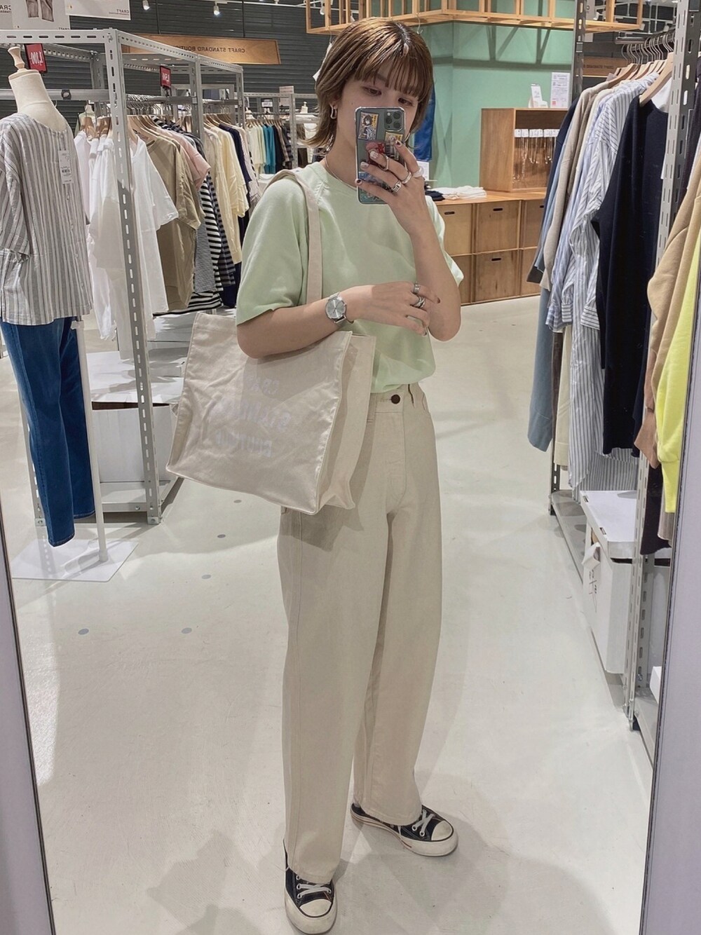 「ハイウエスト、カラーニット、スニーカーコーデ、ワイドパンツ、ミントグリーン、白パンツ、春コーデ、半袖ニット、オトナカジュアル」｜「CRAFT STANDARD BOUTIQUEのラグラン5分袖ニットプルオーバー　＊◇（ニット/セーター、グリーン系）」を使った、YURINAさん（レディース・161cm）の春コーディネートの1枚目の写真