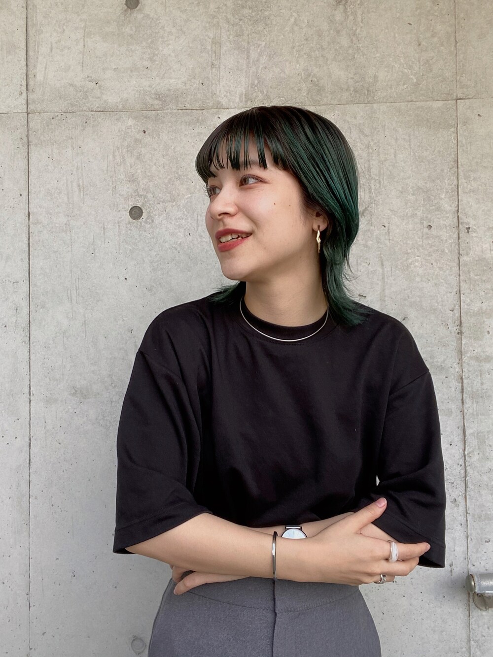 「大人コーデ、シンプル、ワントーンコーデ、モノトーン、キレイめパンツ、Tシャツ、オフィスカジュアル、今日のコーデ、ダークカラー、ブラックコーデ」｜「CRAFT STANDARD BOUTIQUEの厚手カットクルーネックプルオーバー○（Tシャツ/カットソー、ブラック系）」を使った、YURINAさん（レディース・161cm）の夏コーディネートの1枚目の写真