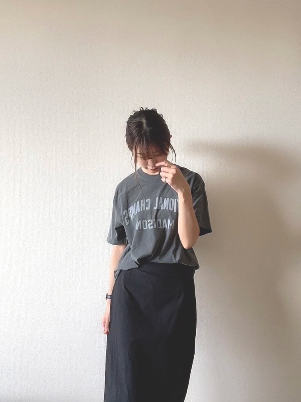 「大人カジュアル、journal standard、ロゴT、ロゴTシャツ、グレーTシャツ、モノトーン、モノトーンコーデ、アラサーコーデ、シンプルカジュアル、きれいめカジュアル」｜「JOURNAL STANDARDのアイテム（Tシャツ/カットソー、グレー系）」を使った、ももこさん（レディース・157cm）の夏コーディネートの1枚目の写真