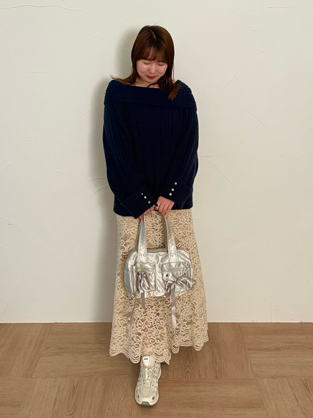 「大人可愛い、きれいめカジュアル、低身長コーデ、春、スニーカーコーデ、ニットコーデ」｜「loin nuitのoff shoulder rib knit / オフショルリブニット（ニット/セーター、ブルー系）」を使った、みらいさん（レディース・153cm）の冬コーディネートの1枚目の写真