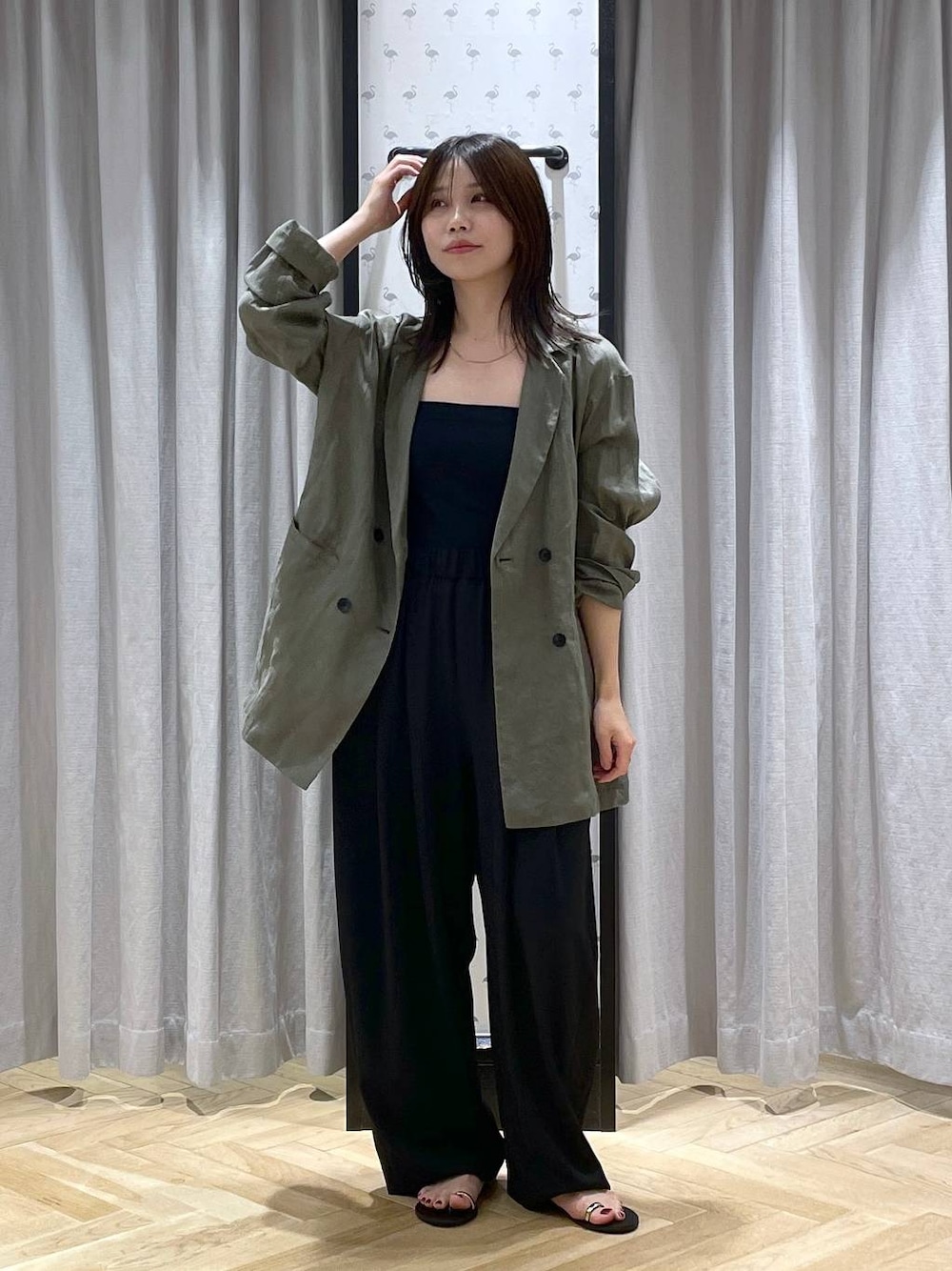 「着痩せ・細見え、カジュアル、ベーシック/シンプル、体型カバー、着痩せ、apart by lowrys、シンプルコーデ、大人カジュアル、楽ちんコーデ、ジャケット、ジャケットスタイル、お仕事コーデ_apart by lowrys、サンダル、ネックレス、セールミックスコーデ_apart by lowrys」｜「A part byのルランゼフィールWジャケット（テーラードジャケット、グレー系）」を使った、mihoさん（レディース・157cm）の夏コーディネートの1枚目の写真