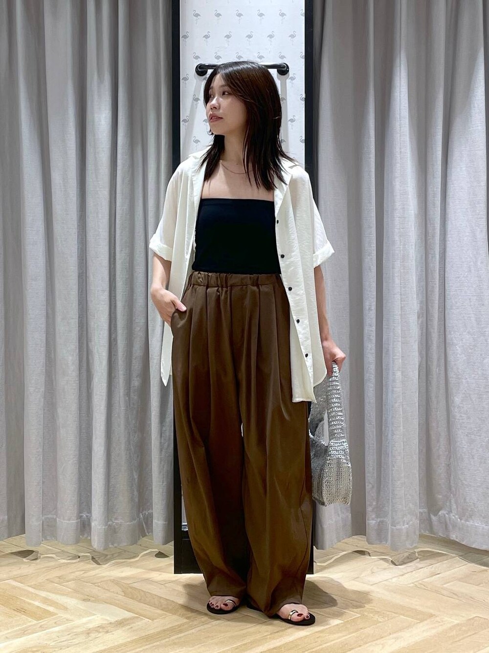「着痩せ・細見え、カジュアル、ベーシック/シンプル、体型カバー、着痩せ、apart by lowrys、シンプルコーデ、大人カジュアル、楽ちんコーデ、接触冷感、シャツ、シャツスタイル、ワイドパンツ、パンツ、サンダル」｜「A part byのシアーカイキンBIGシャツ（シャツ/ブラウス、ホワイト系）」を使った、mihoさん（レディース・157cm）の夏コーディネートの1枚目の写真
